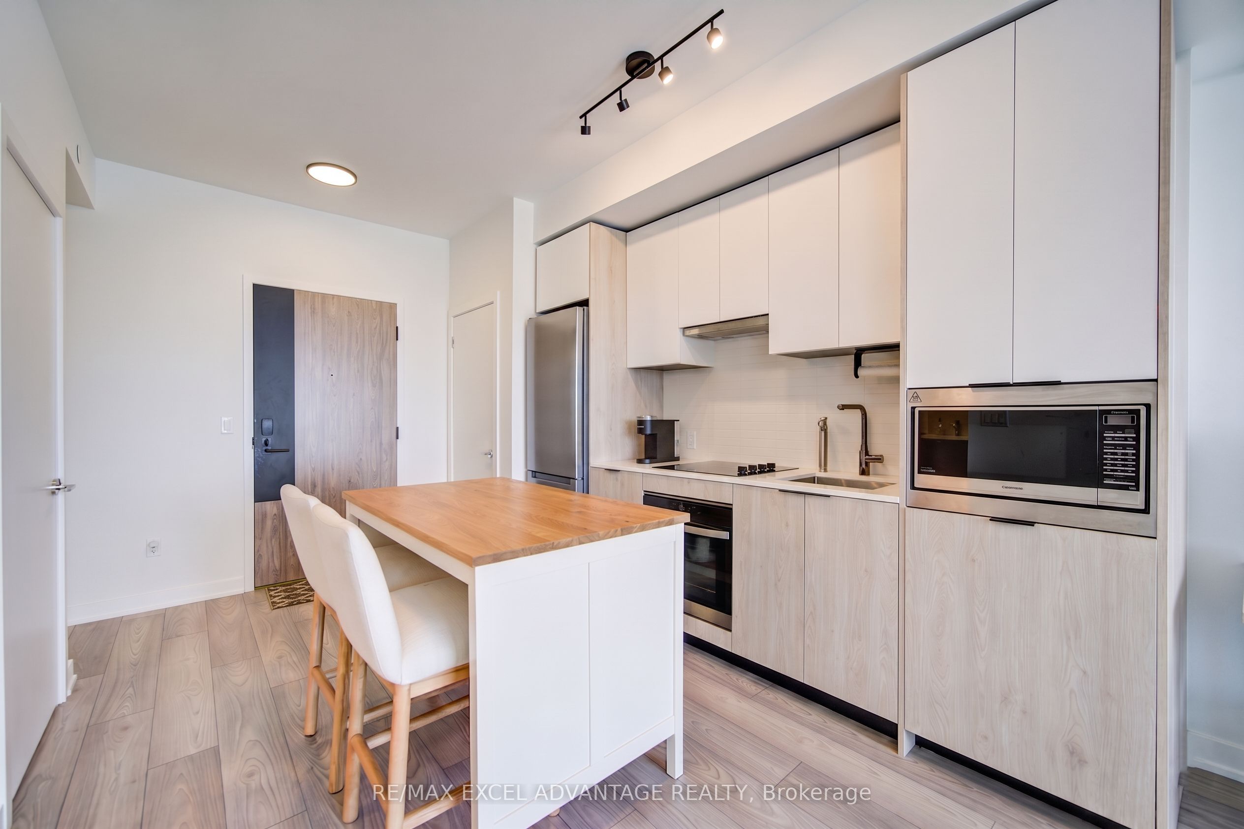 1007 The Queensway, Toronto, ON M8Z 0H4 photo 4