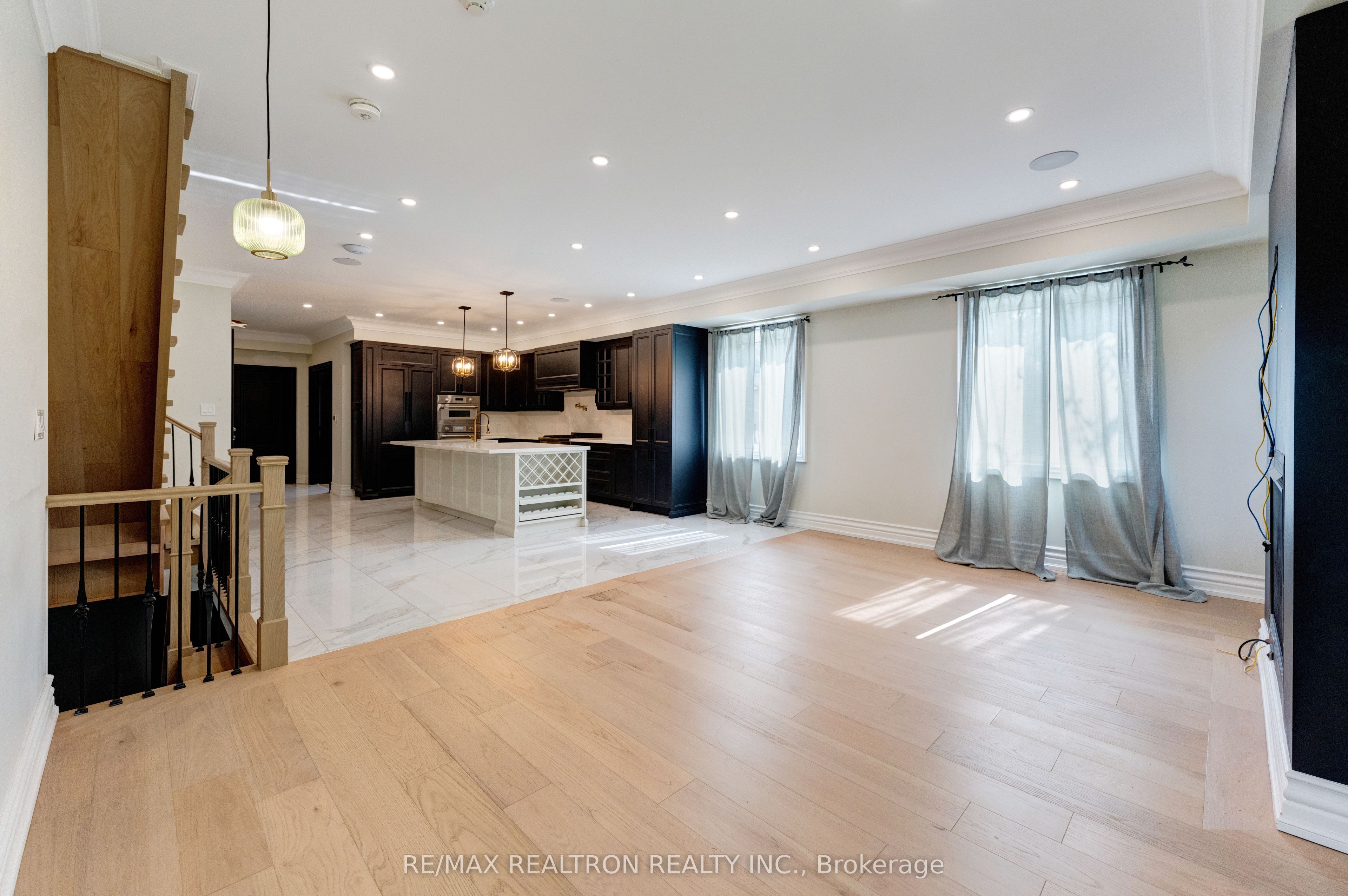 32 Bradfield Avenue W, Toronto, ON M8Z 2A3 photo 2