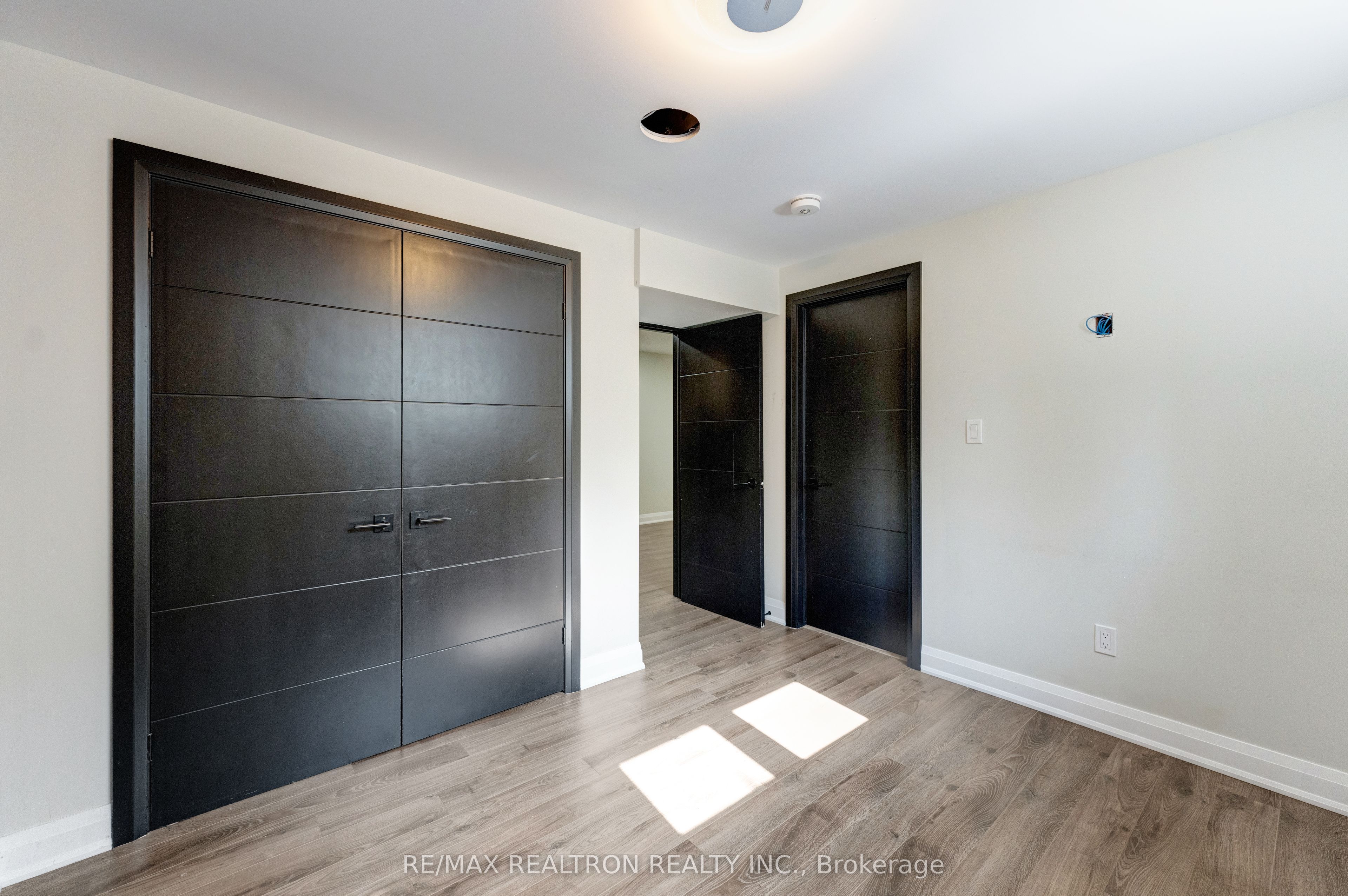32 Bradfield Avenue W, Toronto, ON M8Z 2A3 photo 3