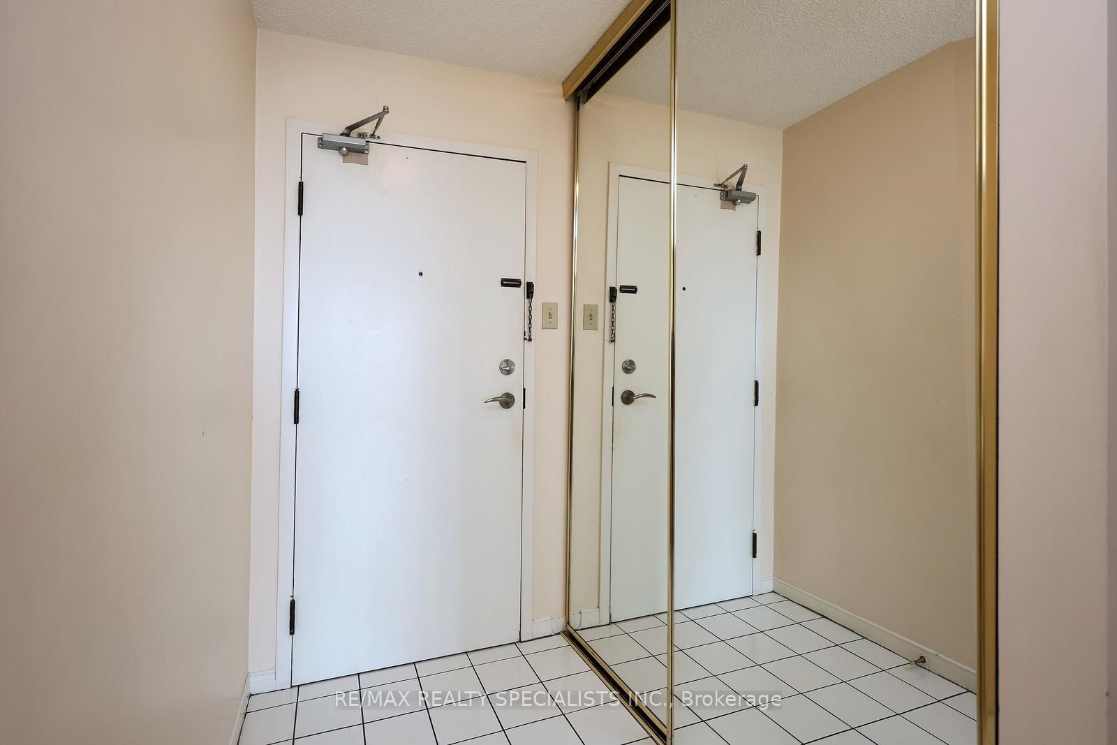 330 W Rathburn Road W 1507, Mississauga, ON L5B 3Y1 photo 4