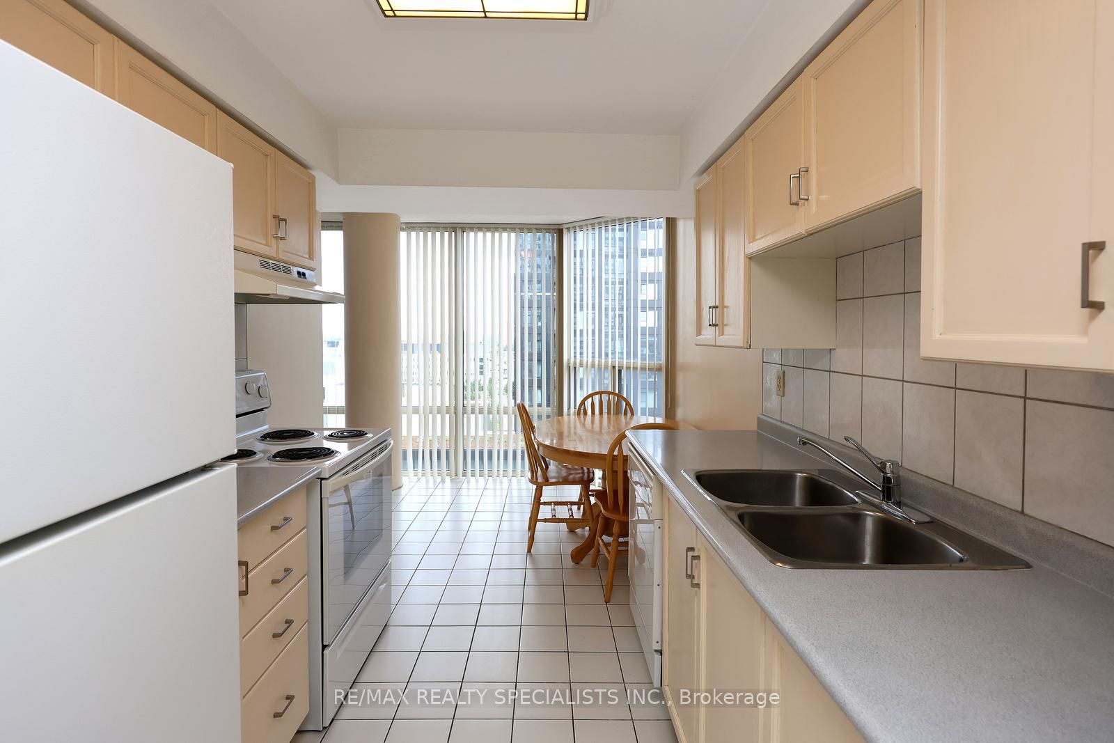 330 W Rathburn Road W 1507, Mississauga, ON L5B 3Y1 photo 5