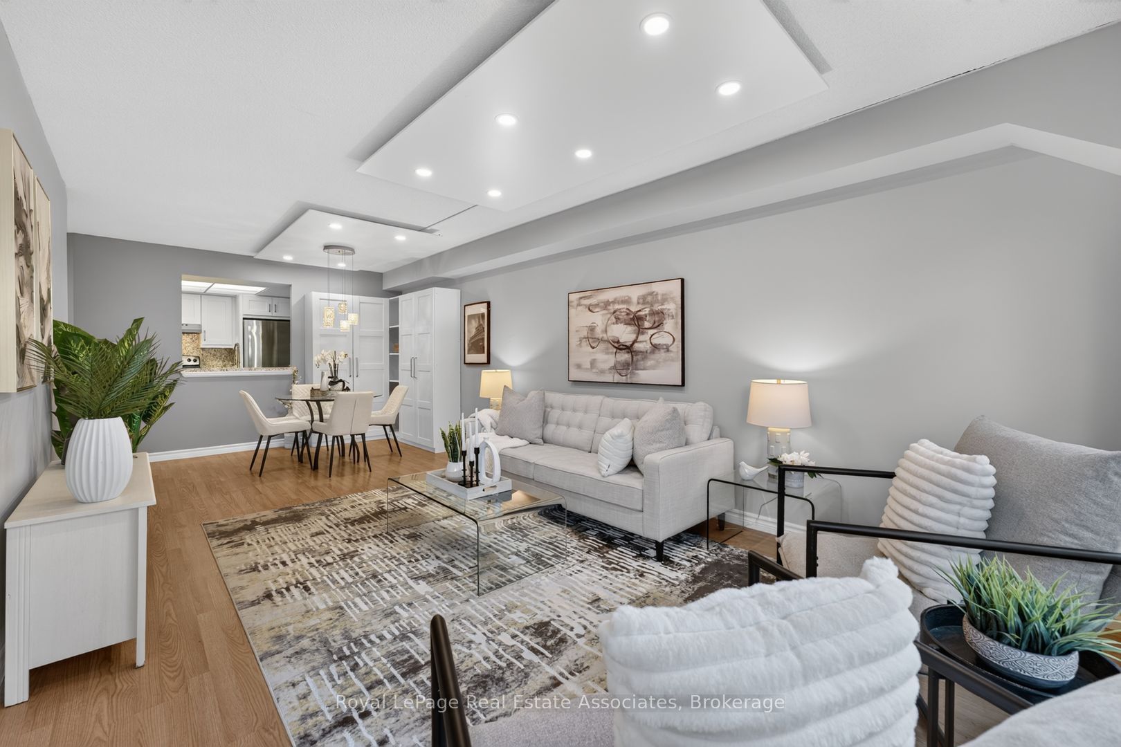 1001 Cedarglen Gate 221, Mississauga, ON L5C 4R2