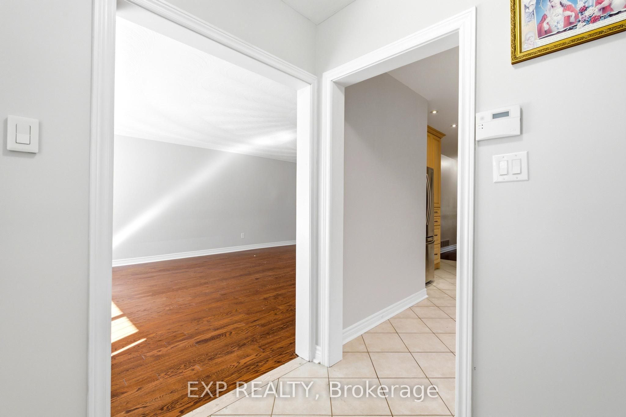 3671 Holden Crescent, Mississauga, ON L5A 2V9 photo 4