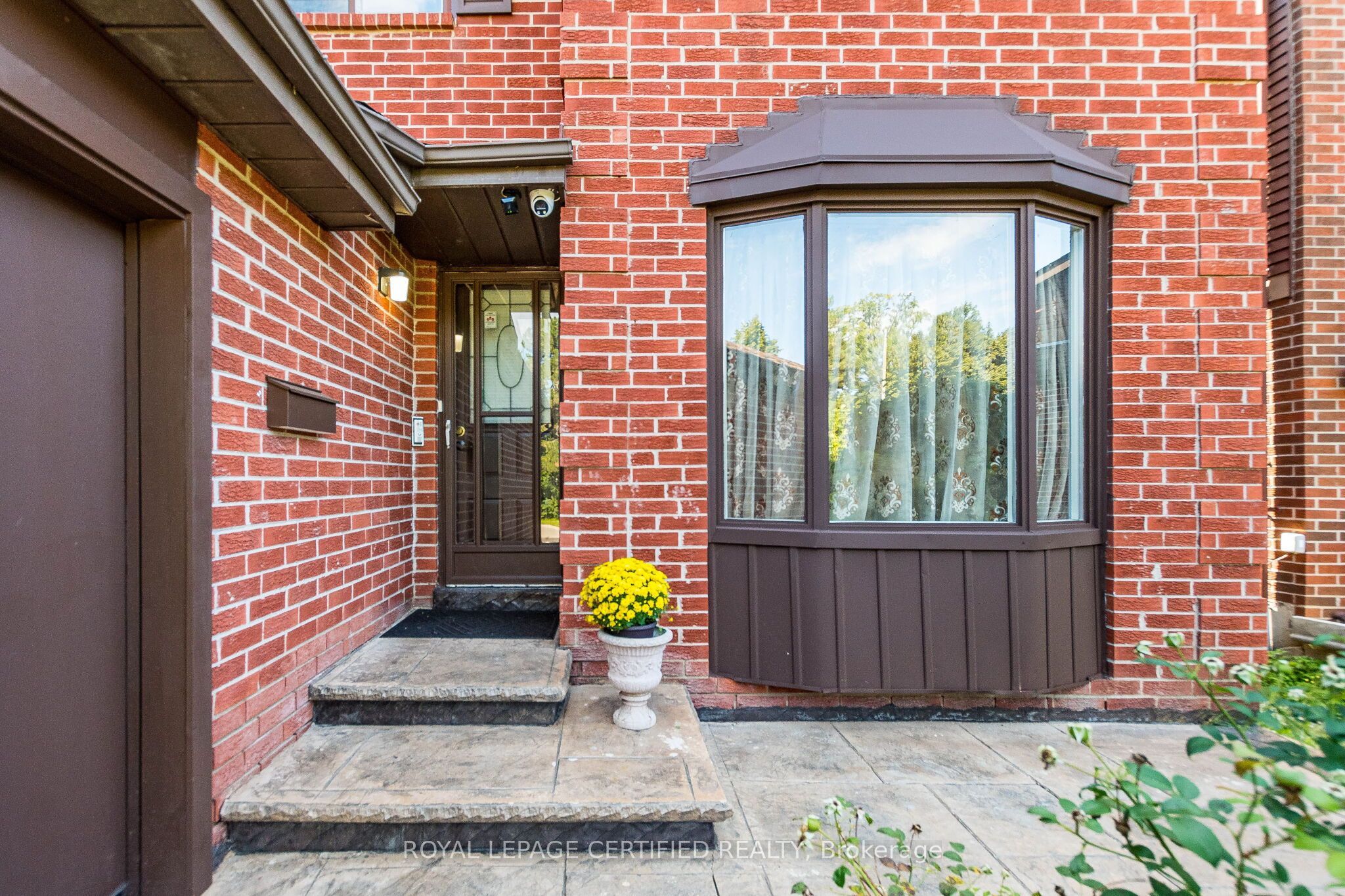 251 ELGIN Drive, Brampton, ON L6Y 2V2 photo 2