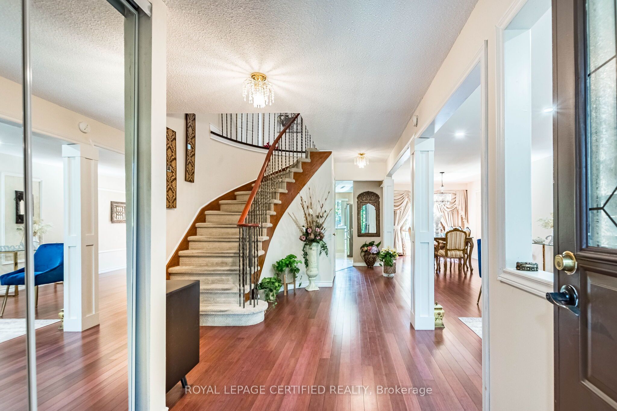 251 ELGIN Drive, Brampton, ON L6Y 2V2 photo 3