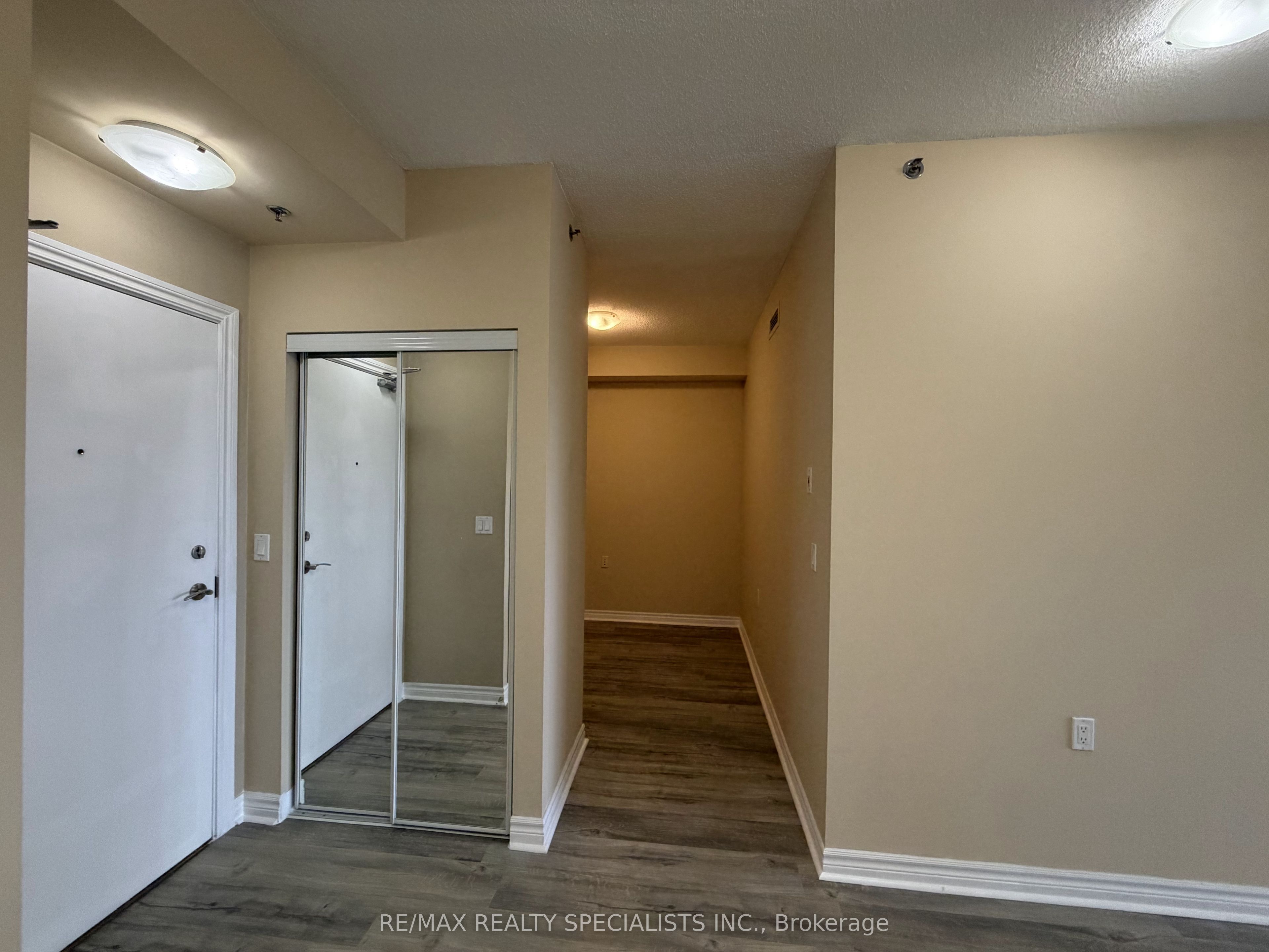 810 Scollard Court 1007, Mississauga, ON L5V 0A4 photo 2