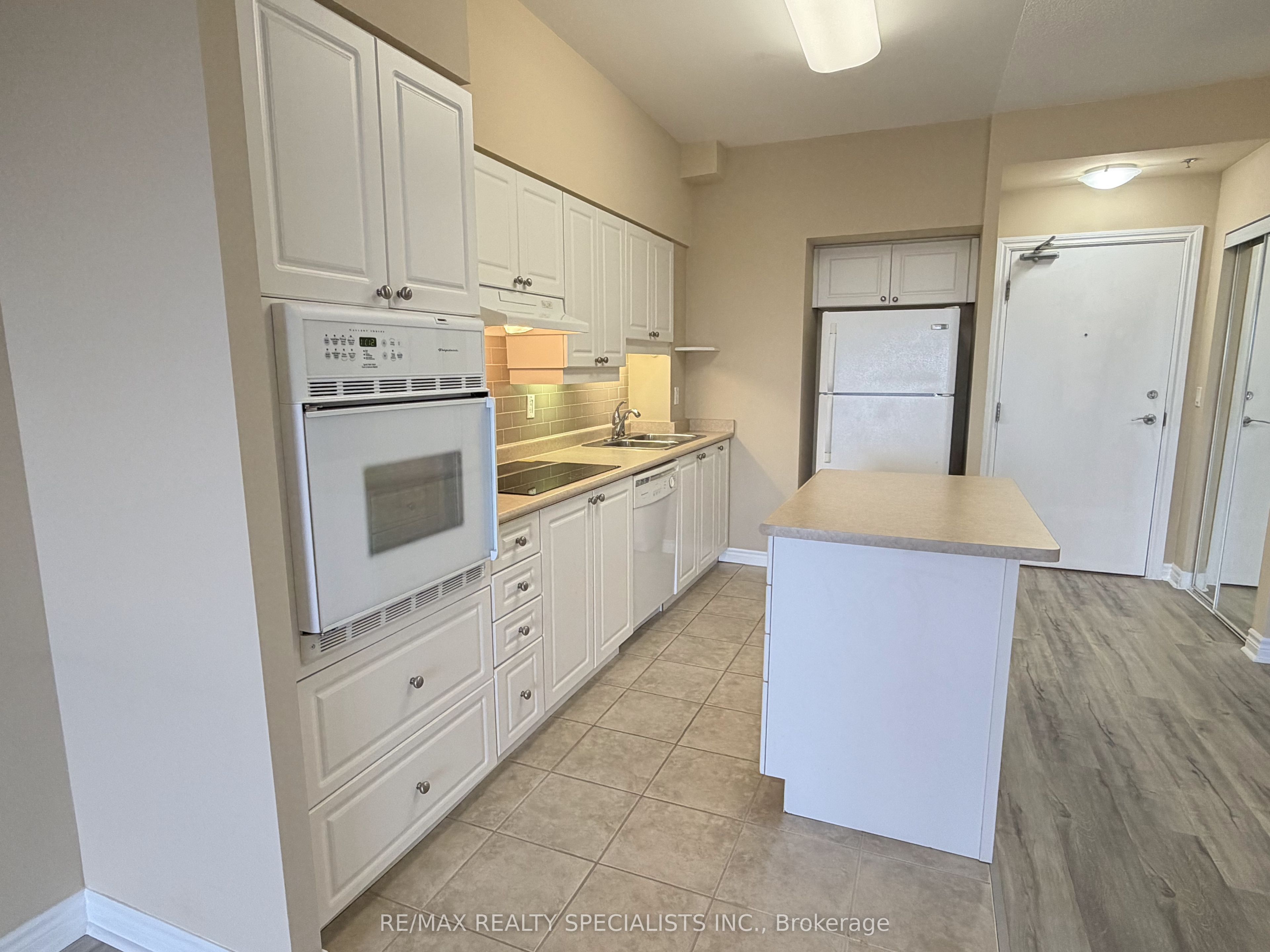 810 Scollard Court 1007, Mississauga, ON L5V 0A4 photo 3
