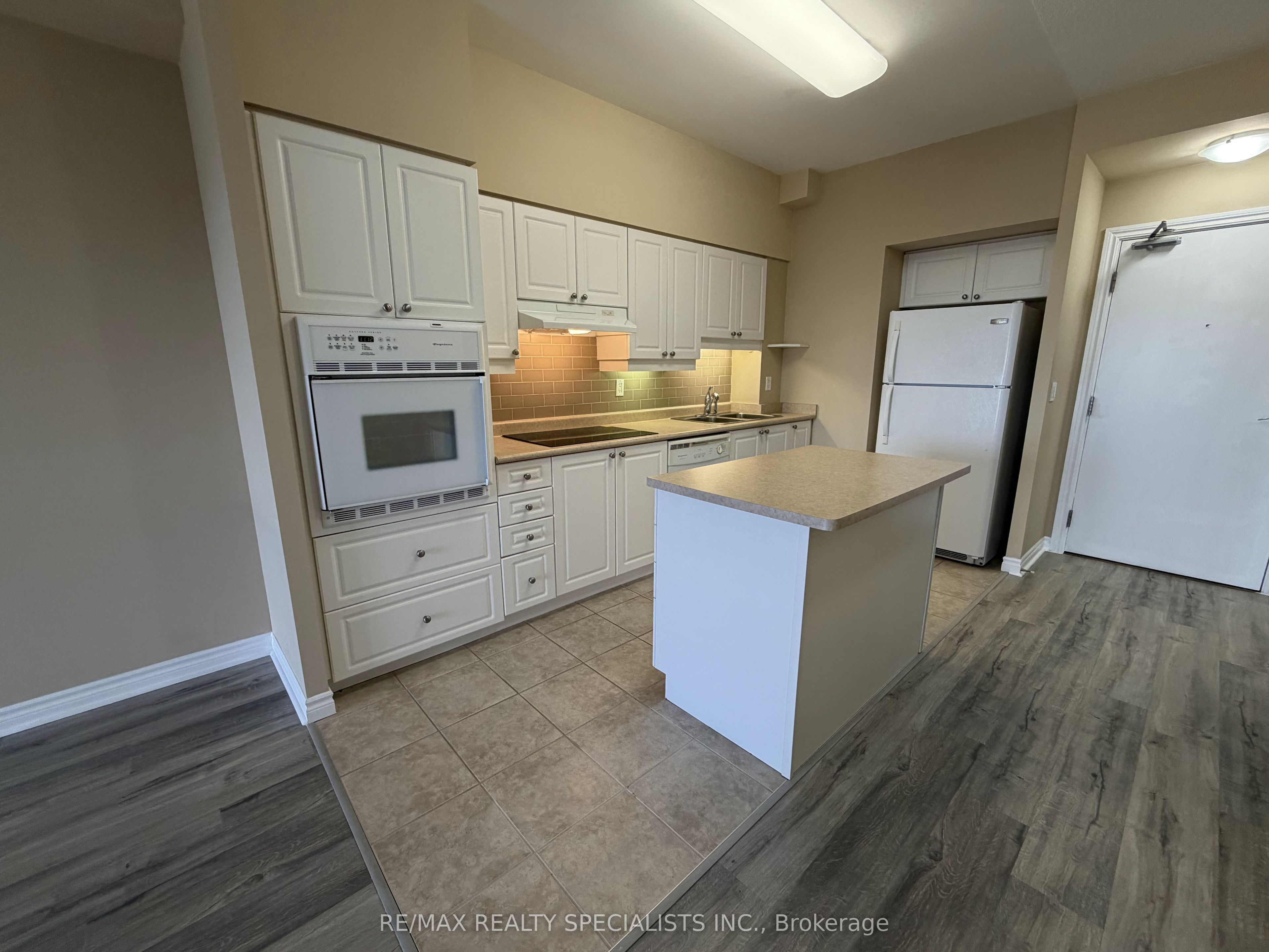 810 Scollard Court 1007, Mississauga, ON L5V 0A4 photo 5