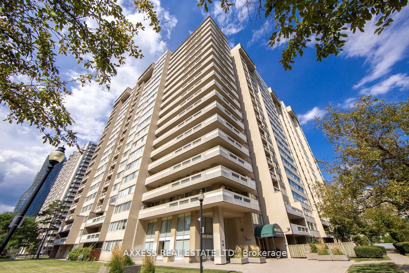 3590 Kaneff Crescent 609, Mississauga, ON L5A 3X3 photo 2
