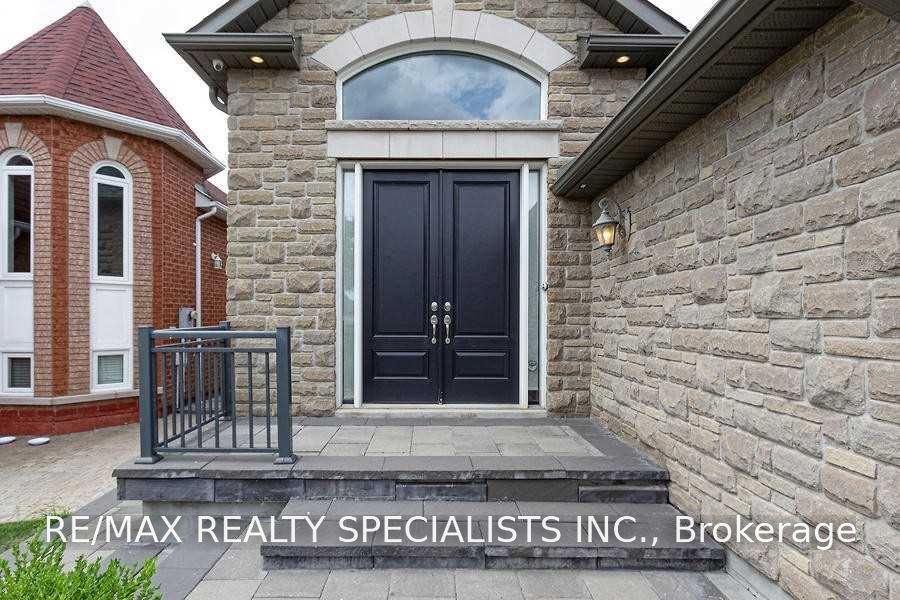 5768 Whitehorn Avenue Lower, Mississauga, ON L5V 1W1 photo 2