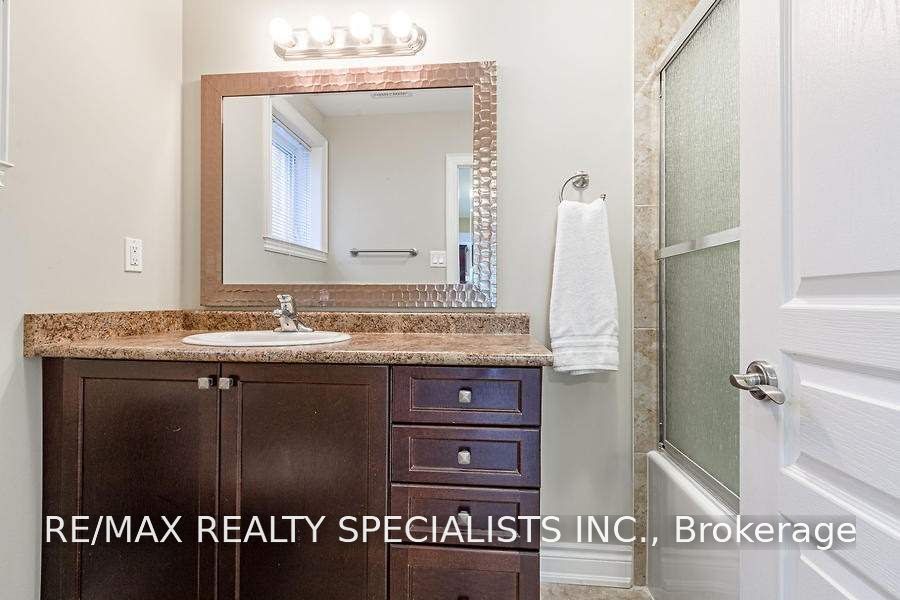 5768 Whitehorn Avenue Lower, Mississauga, ON L5V 1W1 photo 4