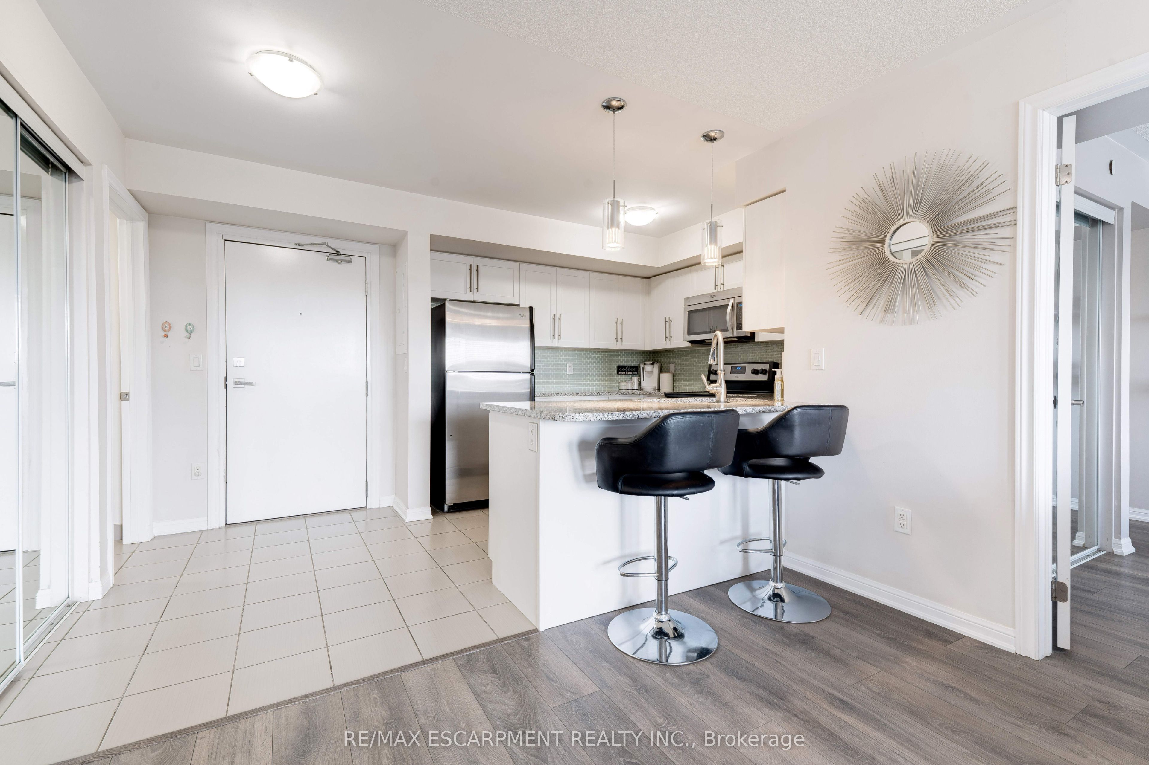 1045 Nadalin Heights 406, Milton, ON L9T 8R5 photo 3