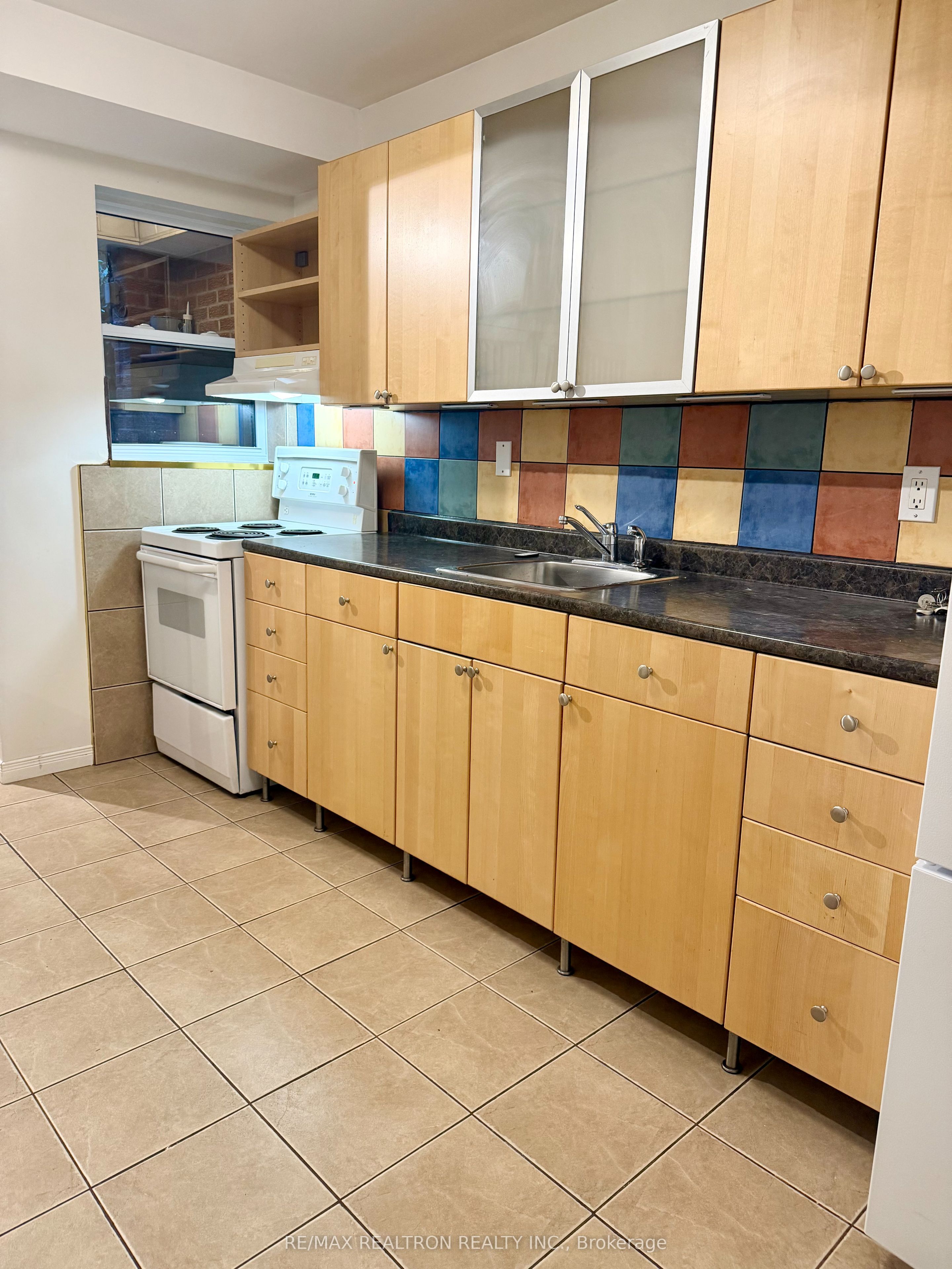 6 Greenlaw Avenue BSMT, Toronto, ON M6H 3V5 photo 3