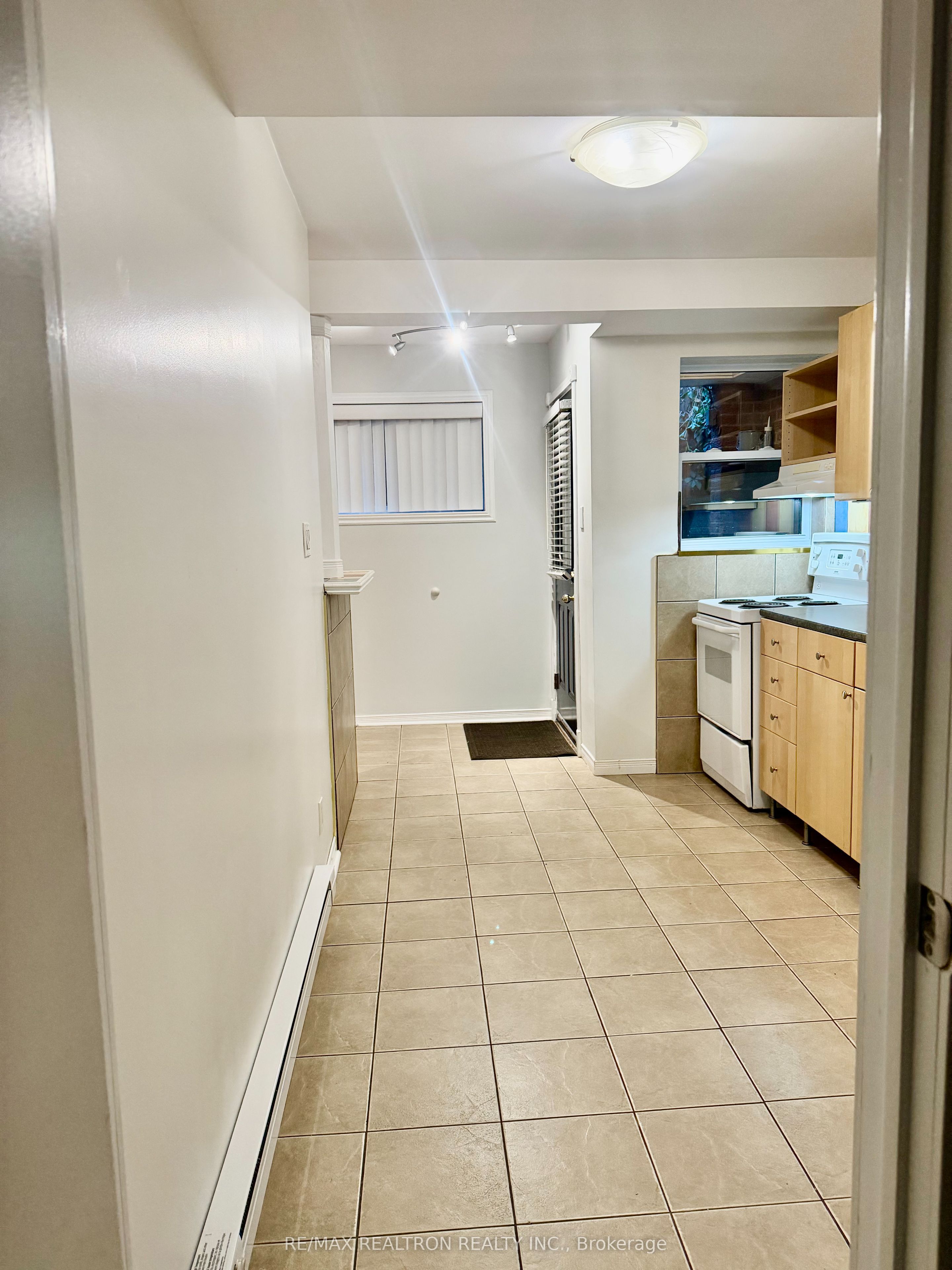 6 Greenlaw Avenue BSMT, Toronto, ON M6H 3V5 photo 4