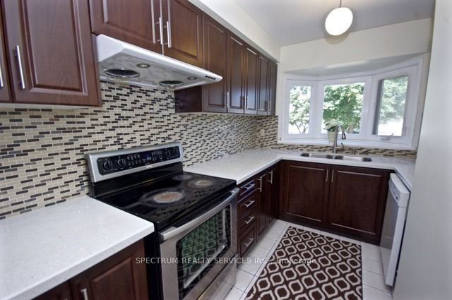 518 Galaxy Court, Mississauga, ON L5R 2R2 photo 3