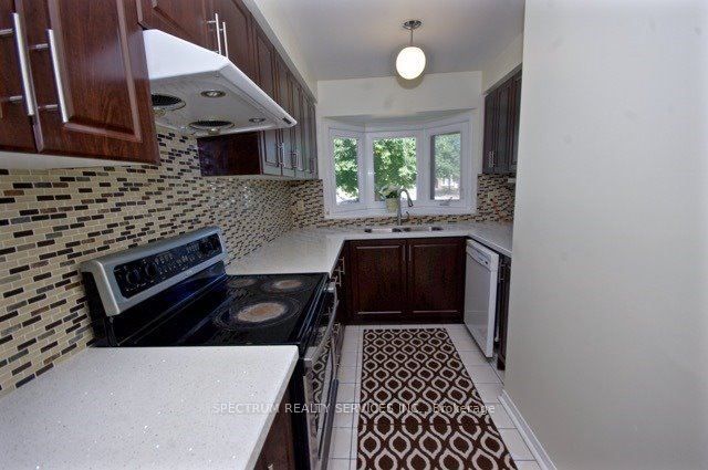518 Galaxy Court, Mississauga, ON L5R 2R2 photo 4