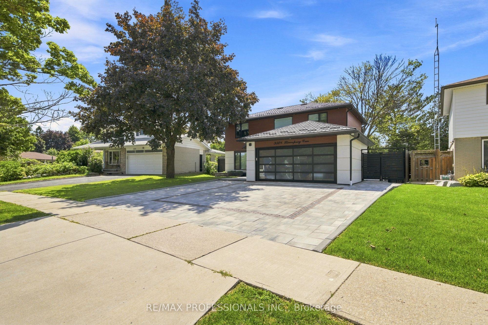 3328 Riverspray Crescent, Mississauga, ON L4Y 3M4 photo 2
