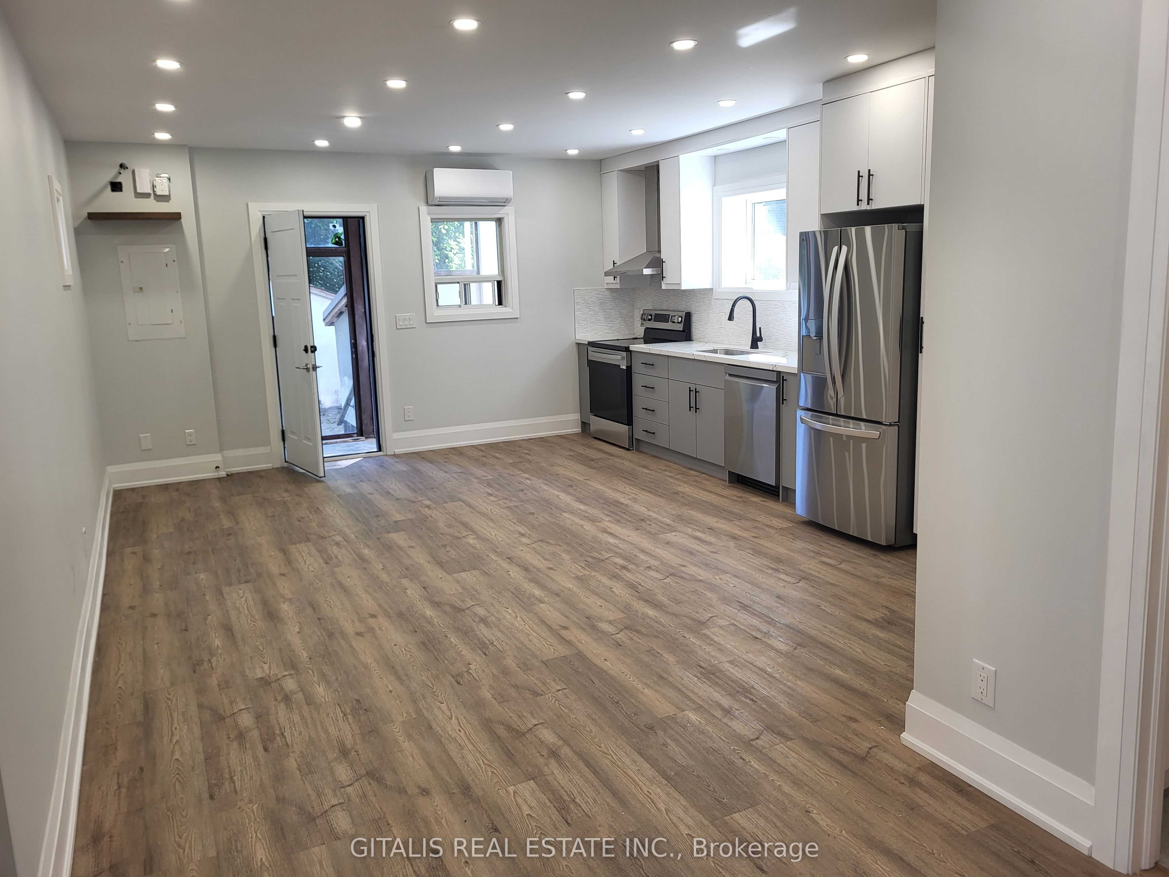 195 Oakmount Road N Main Floor, Toronto, ON M6P 2N1 photo 2