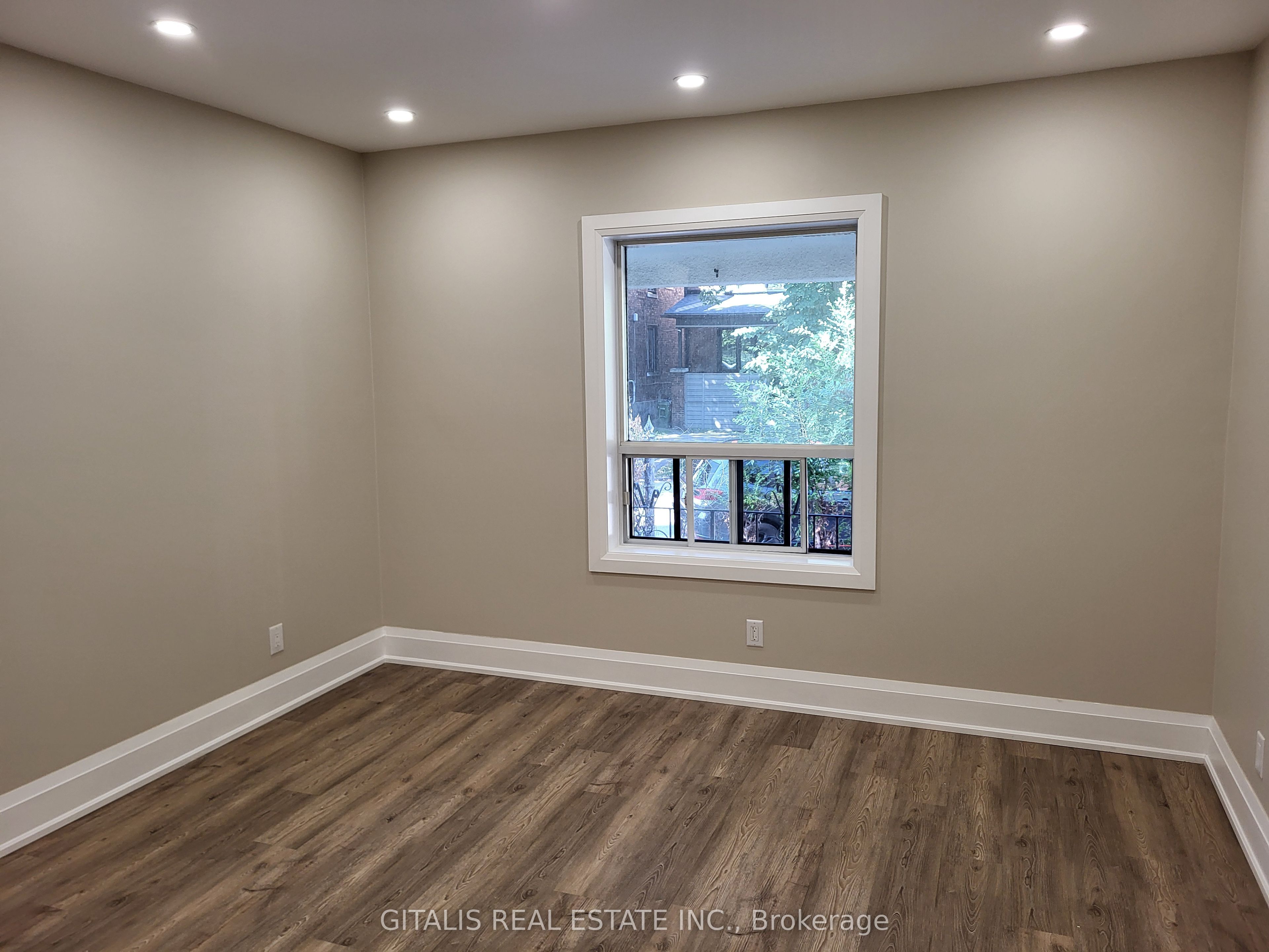 195 Oakmount Road N Main Floor, Toronto, ON M6P 2N1 photo 4