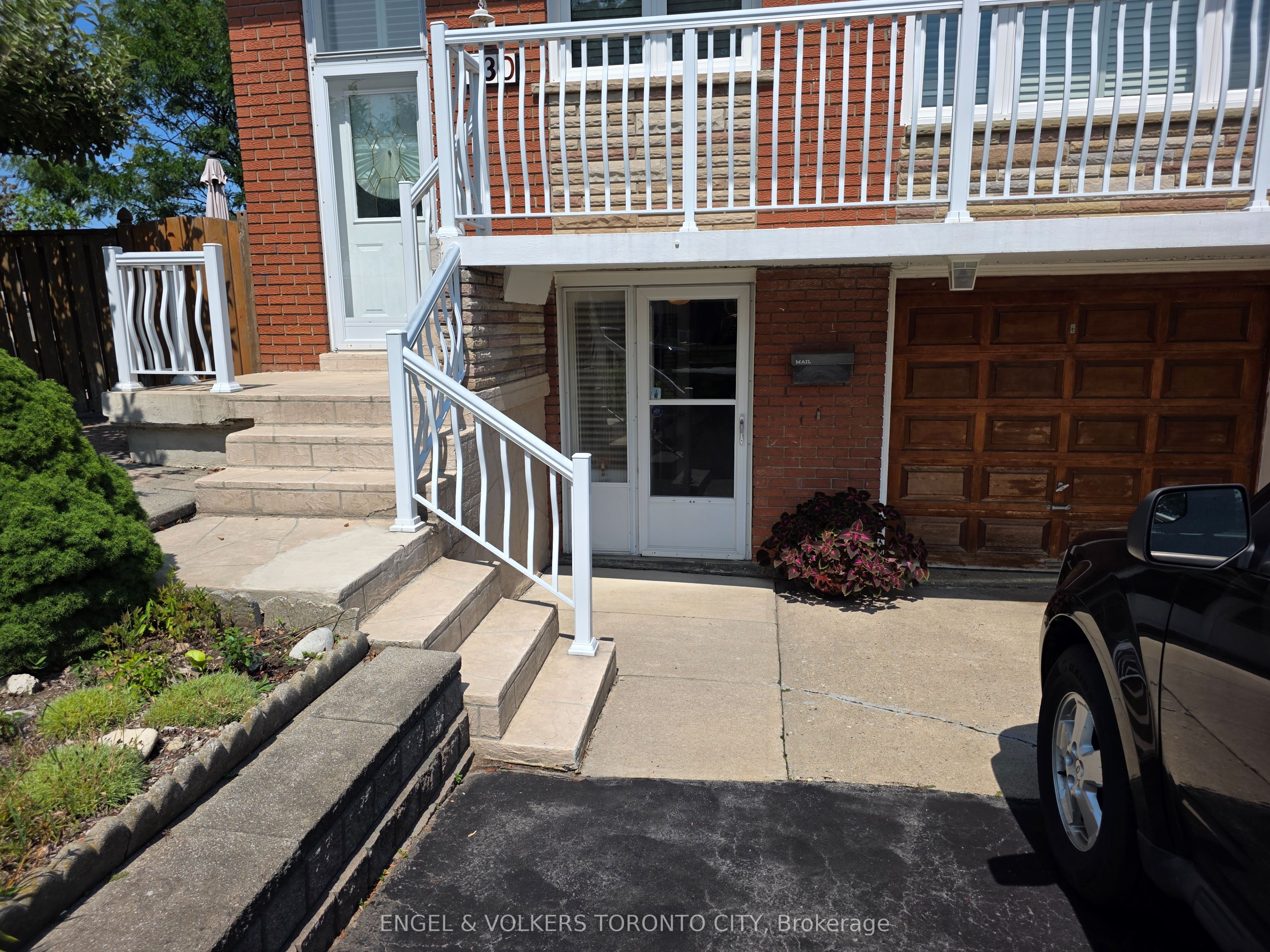 130 Shoreham Drive Lower, Toronto, ON M3N 1S9 photo 2