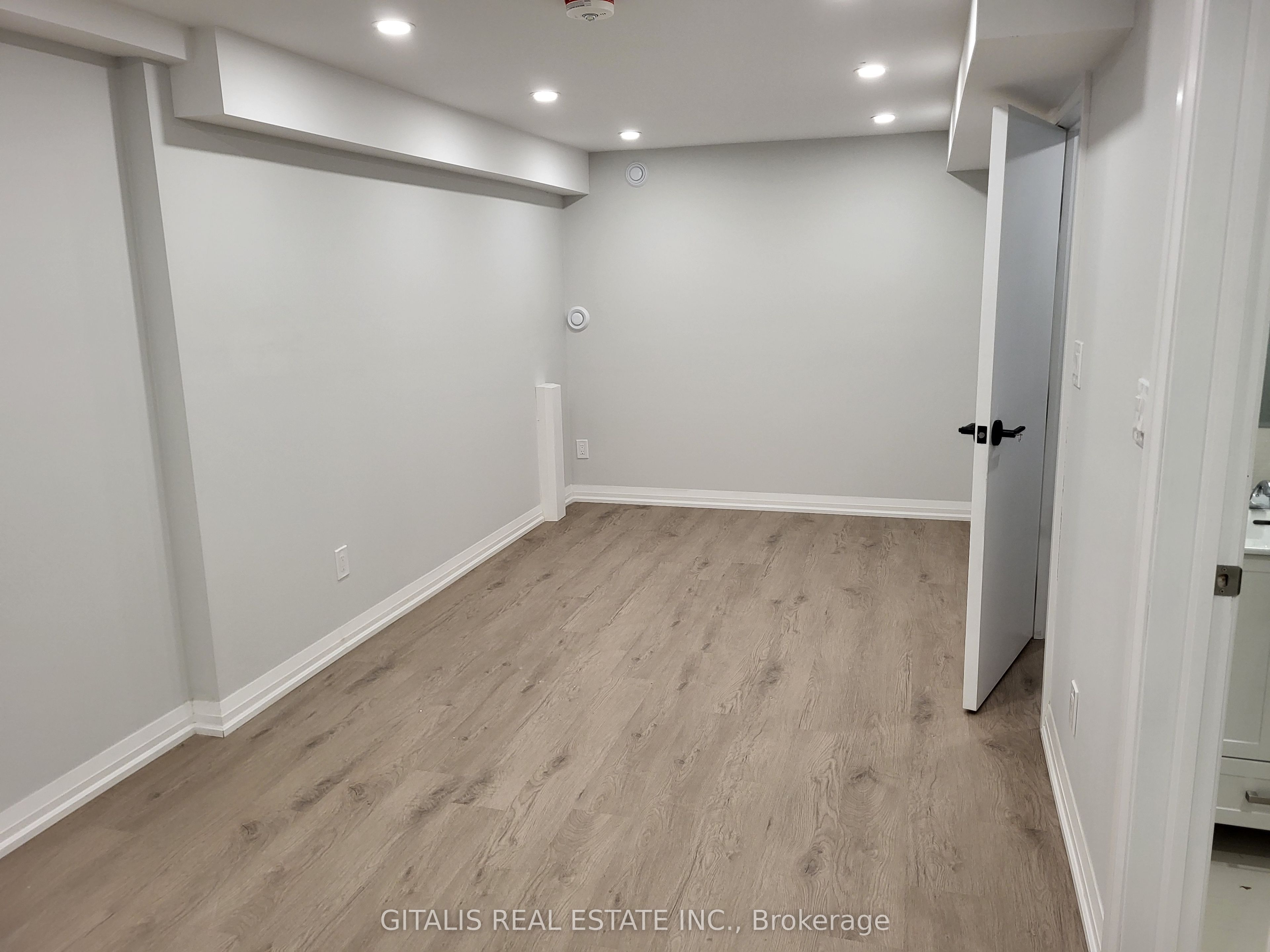 195 Oakmount Road N B2, Toronto, ON M6P 2N1