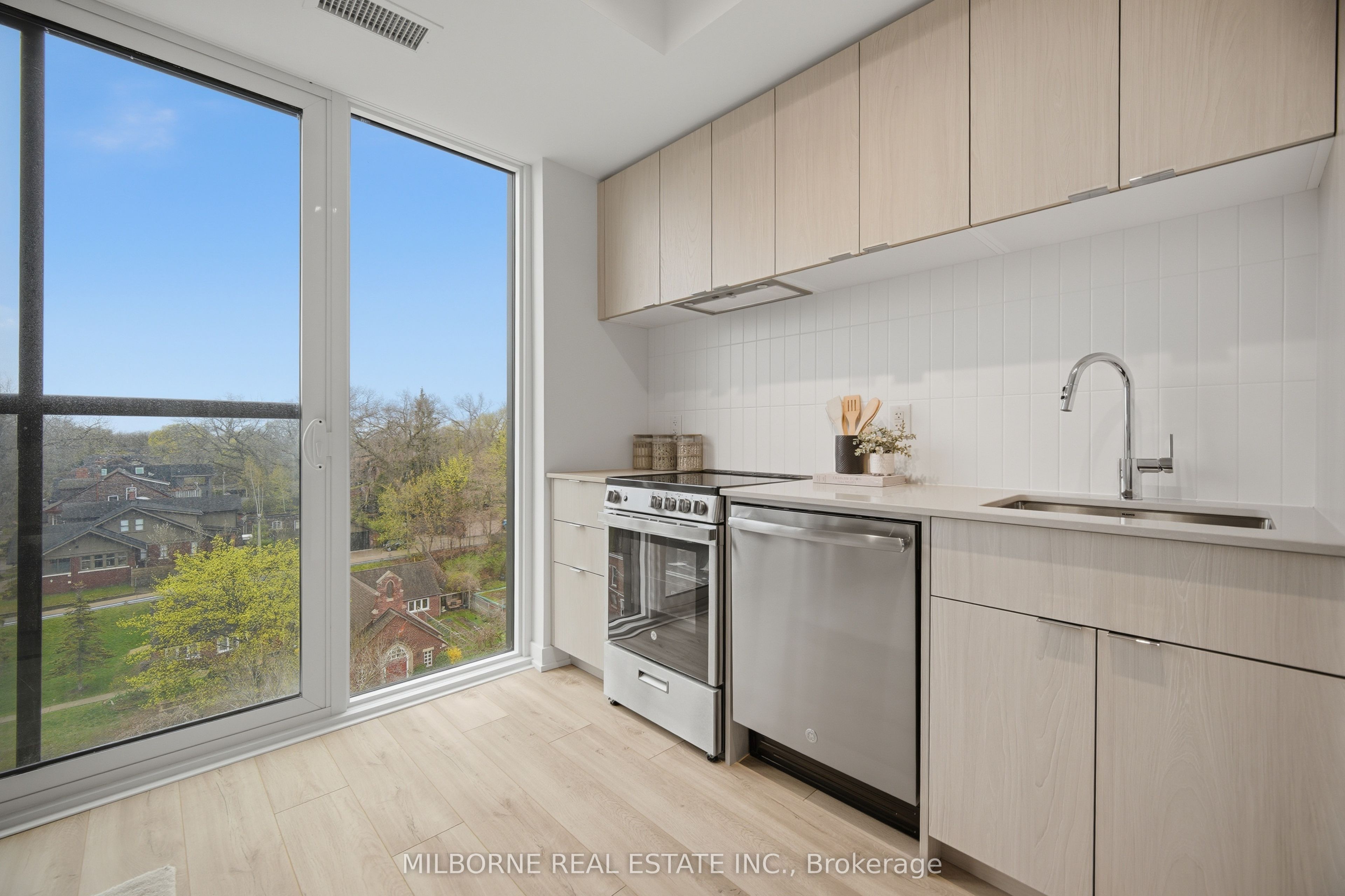 1660 Bloor Street W 708, Toronto, ON M6P 1A8 photo 3