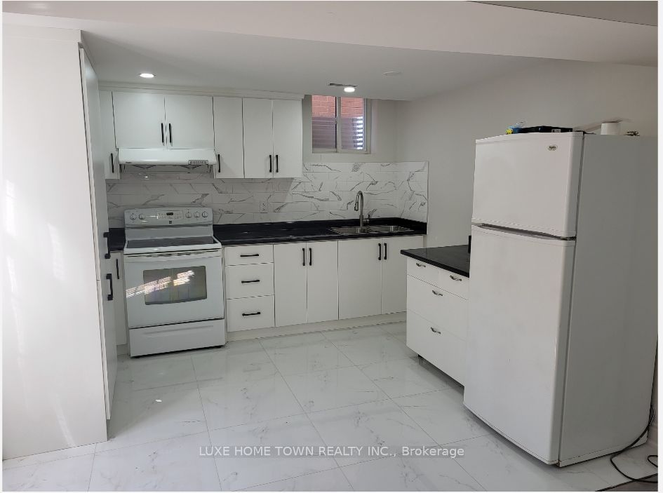 23 Castlehill Road, Brampton, ON L6X 4E3 photo 2
