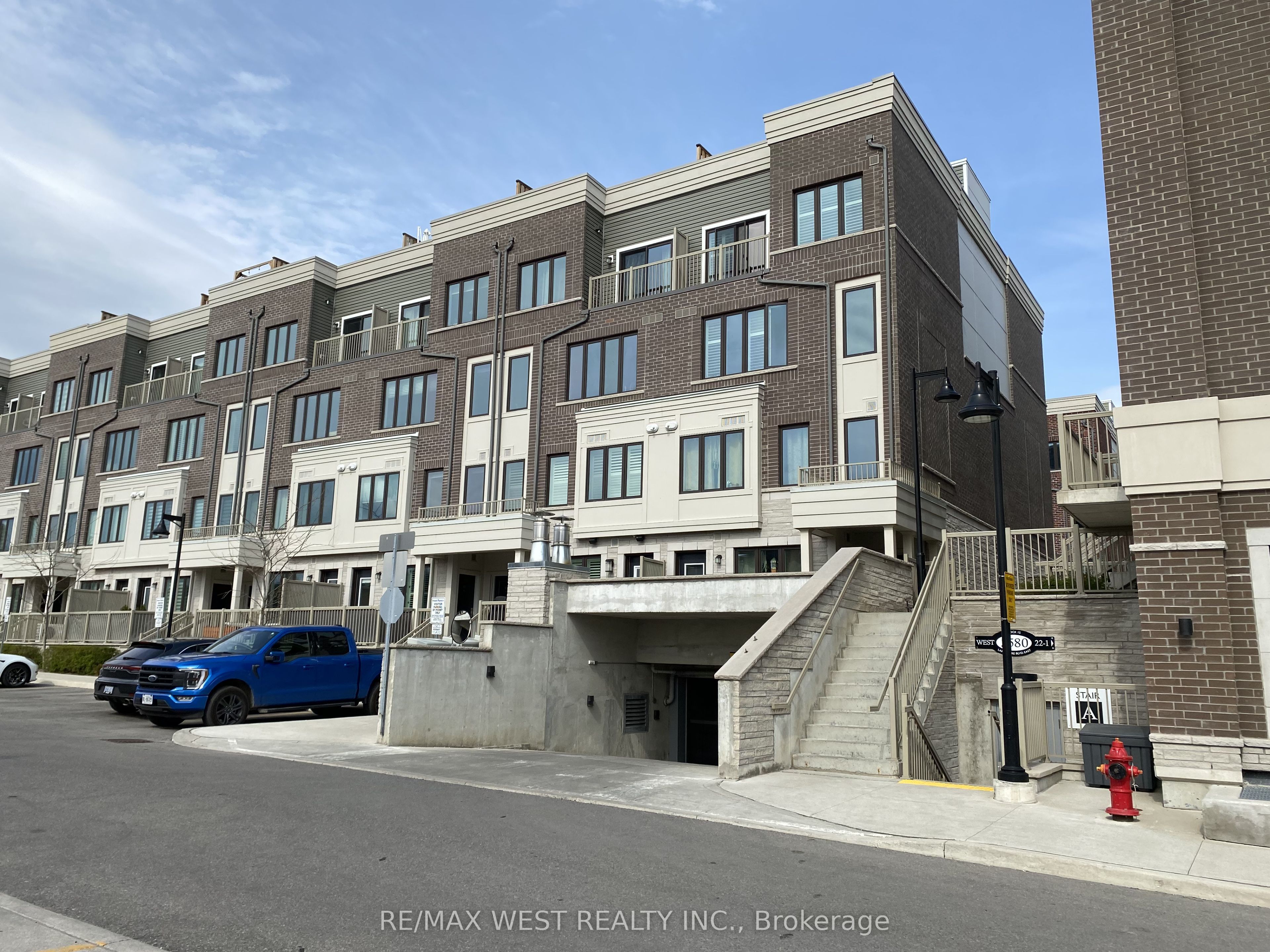 95 Eastwood Park Gardens 18, Toronto, ON M8W 0B9