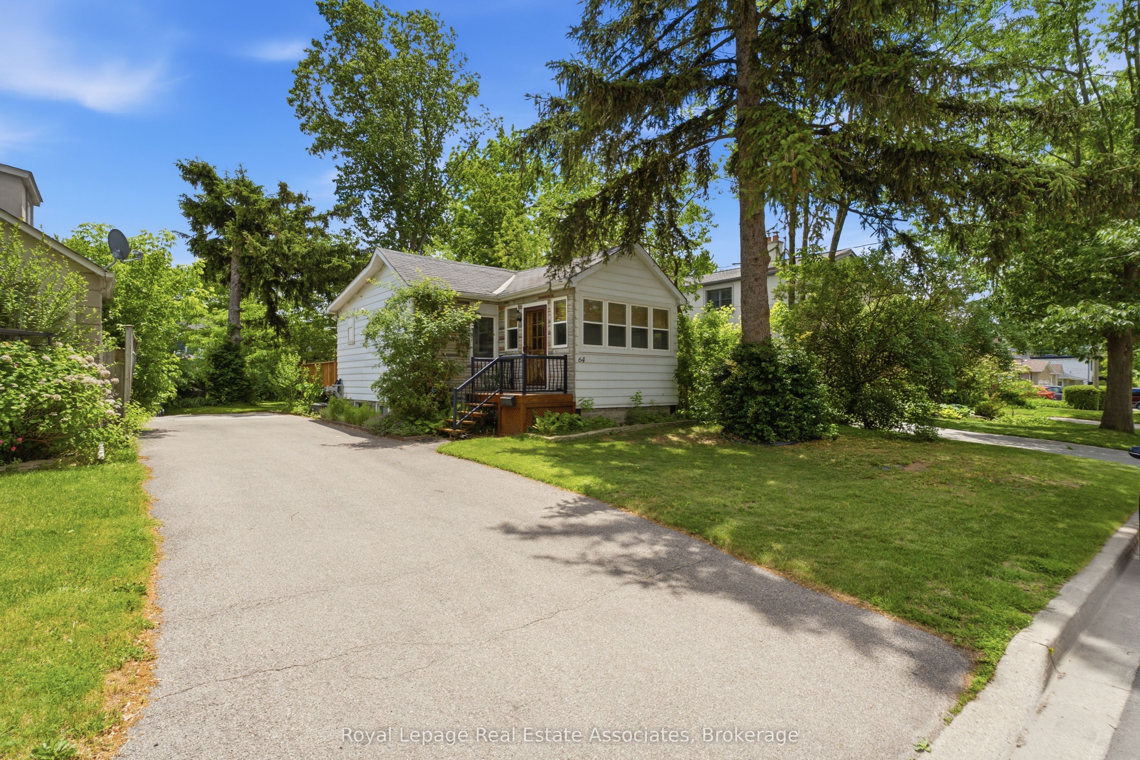 64 Eaglewood Boulevard, Mississauga, ON L5G 1V4 photo 2