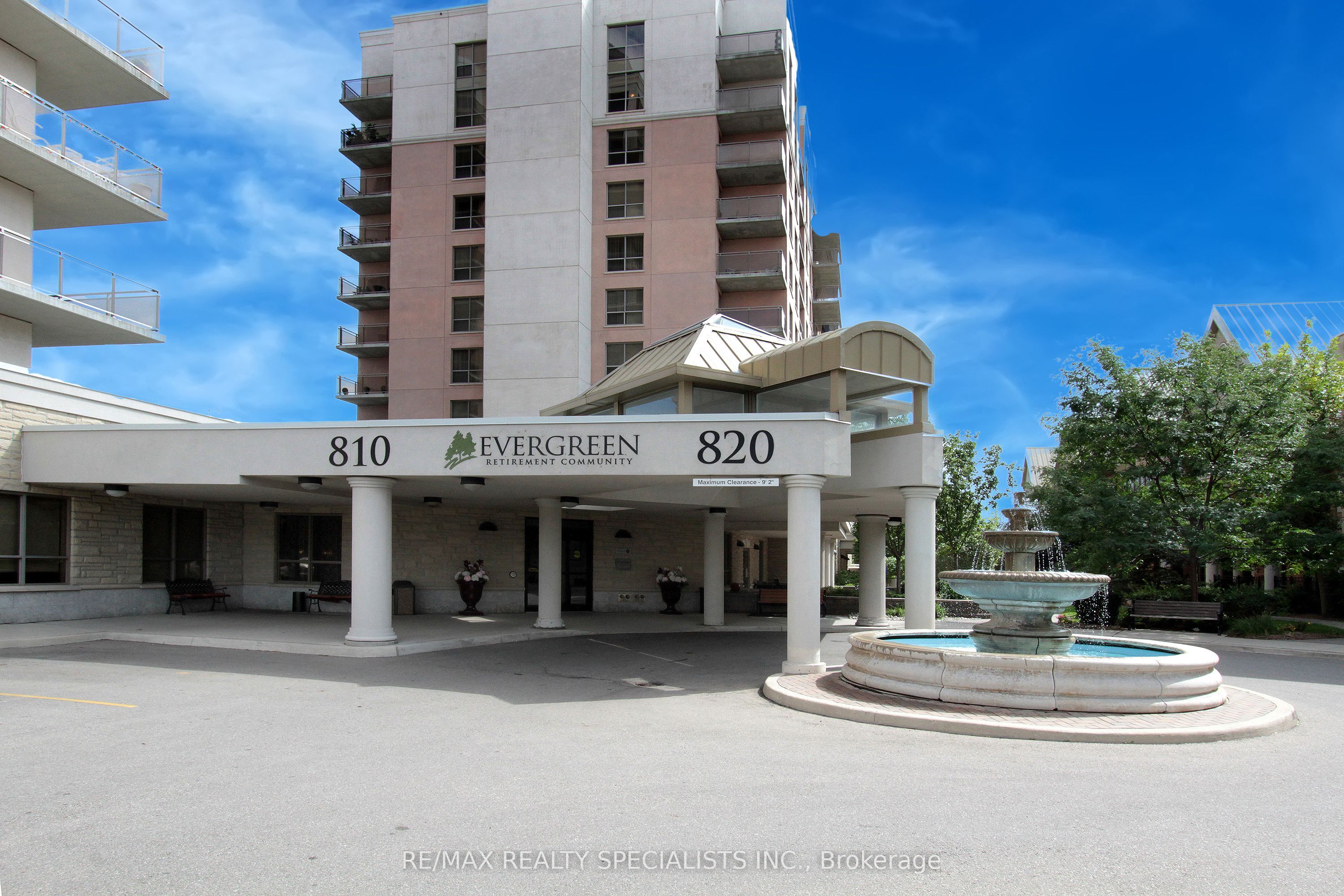 810 Scollard Court 809, Mississauga, ON L5V 0A4 photo 2
