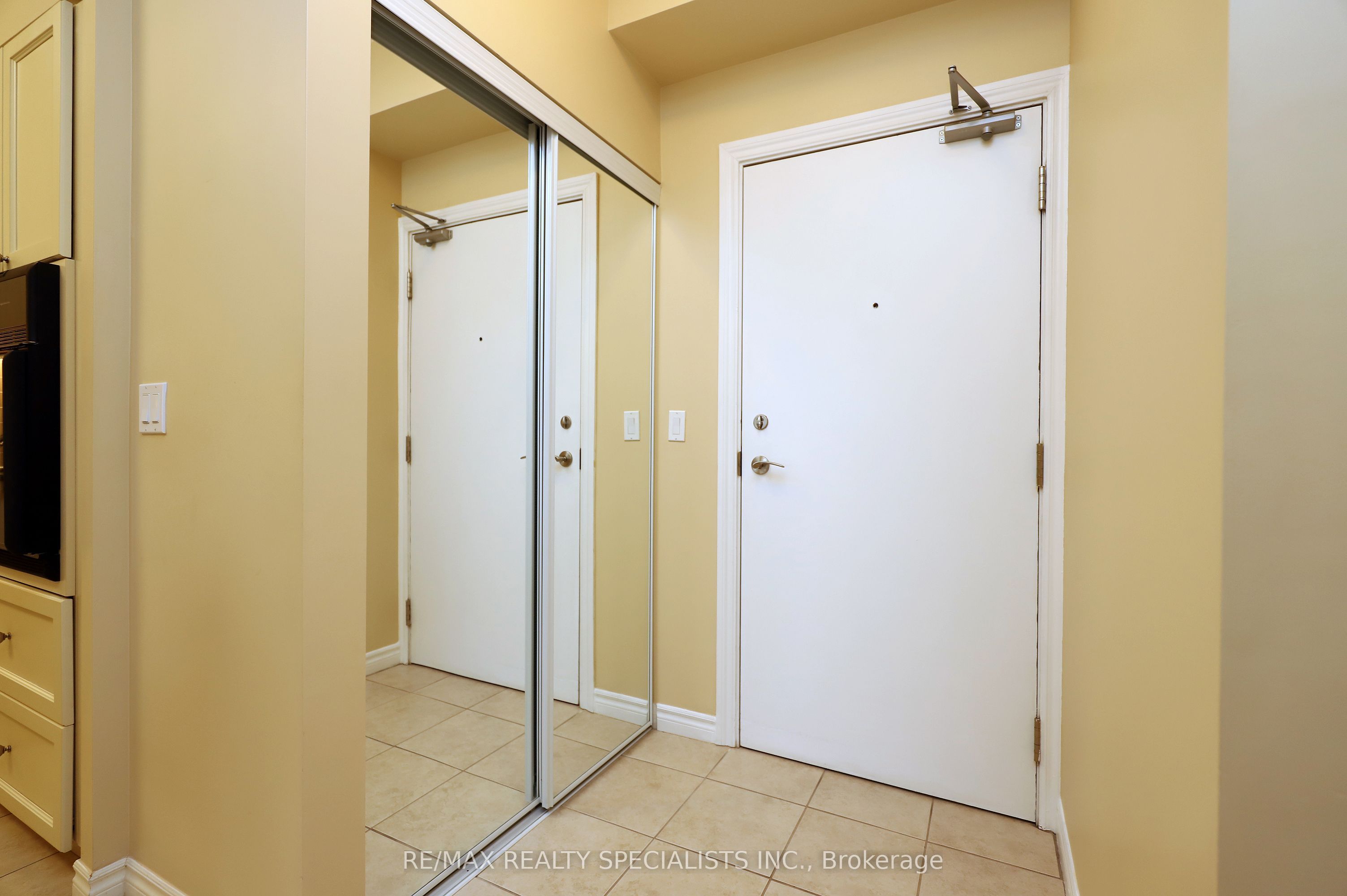 810 Scollard Court 809, Mississauga, ON L5V 0A4 photo 4