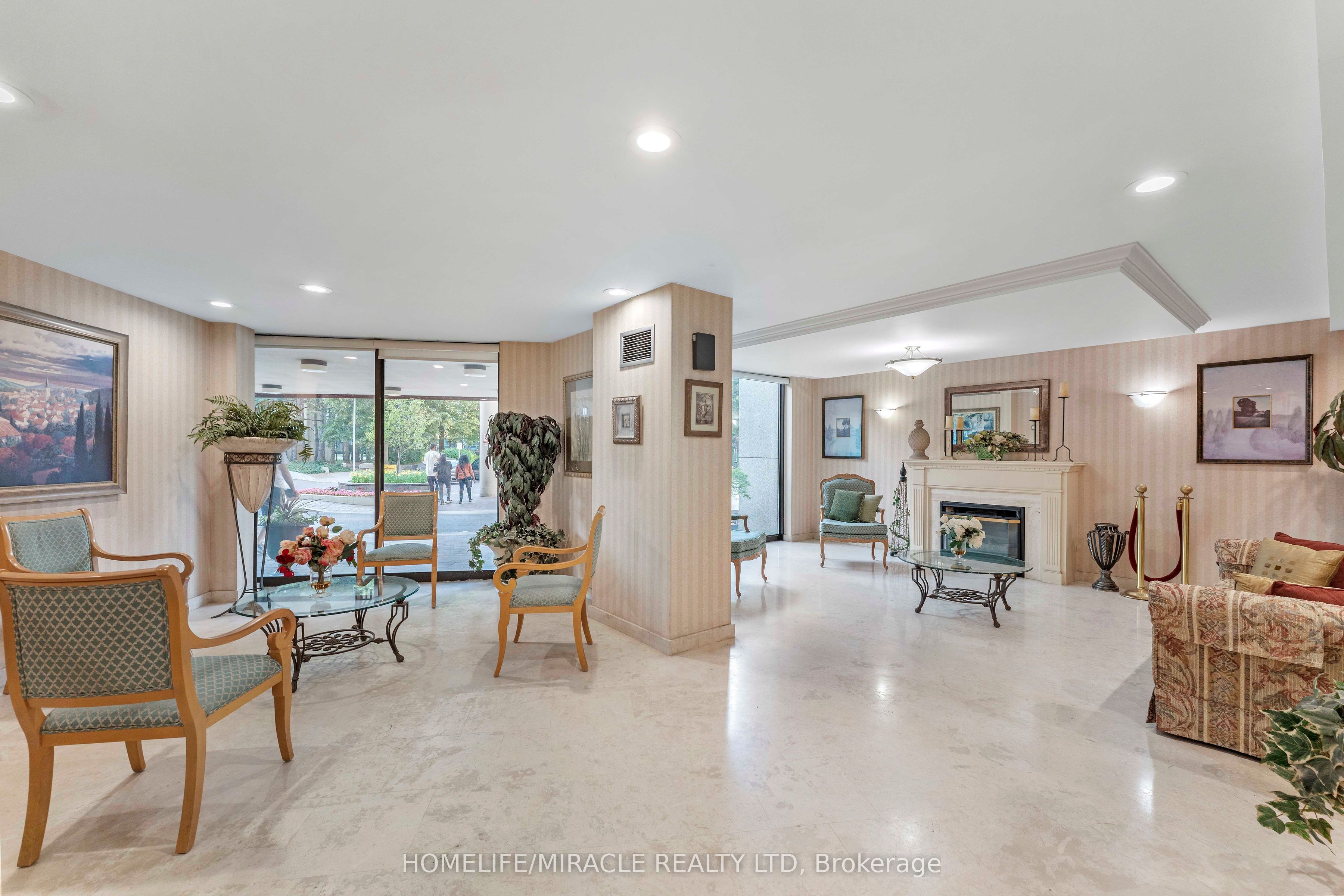 3700 Kaneff Crescent N 202, Mississauga, ON L5A 4B8 photo 3