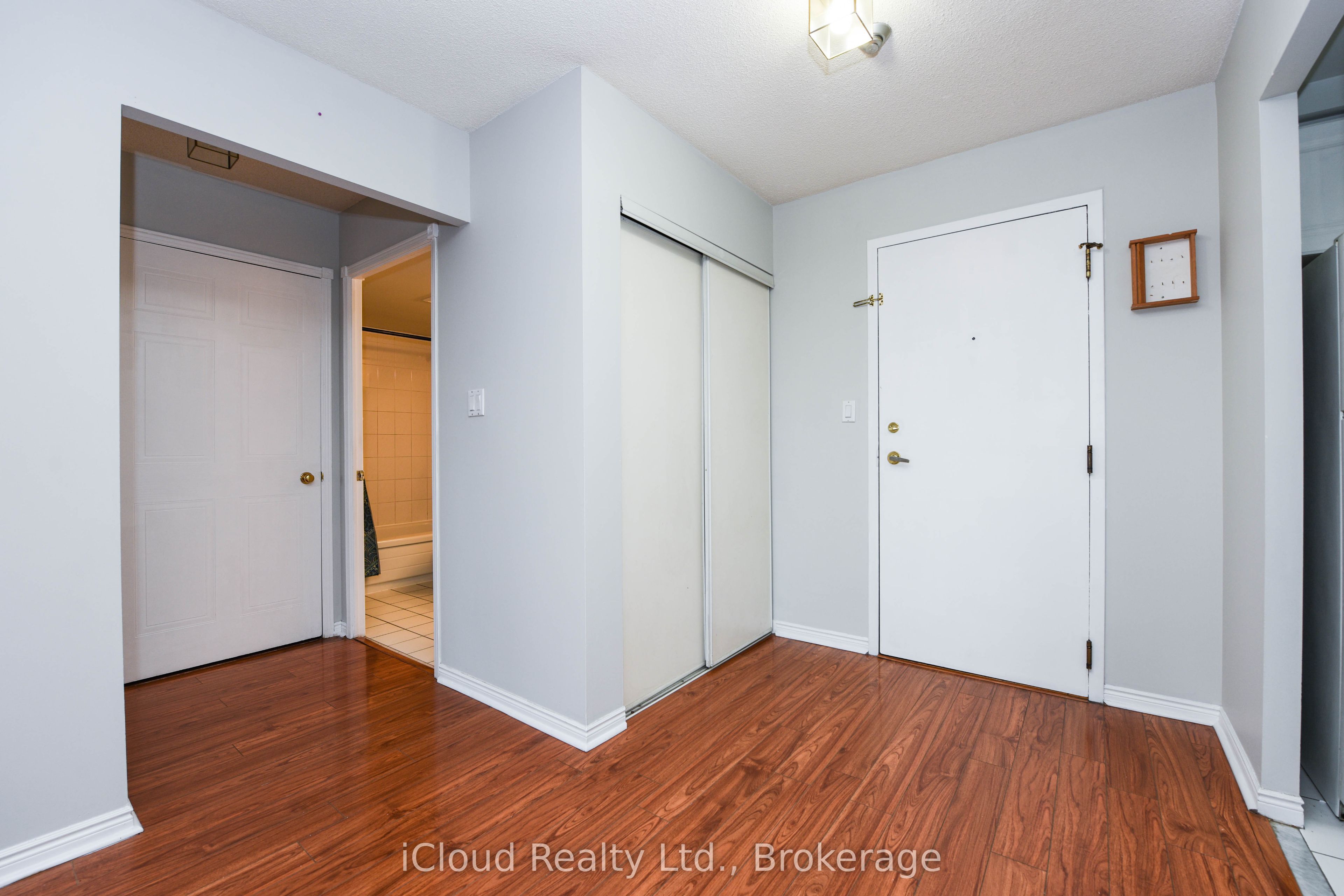 135 Hillcrest Avenue 1512, Mississauga, ON L5B 4B1 photo 2