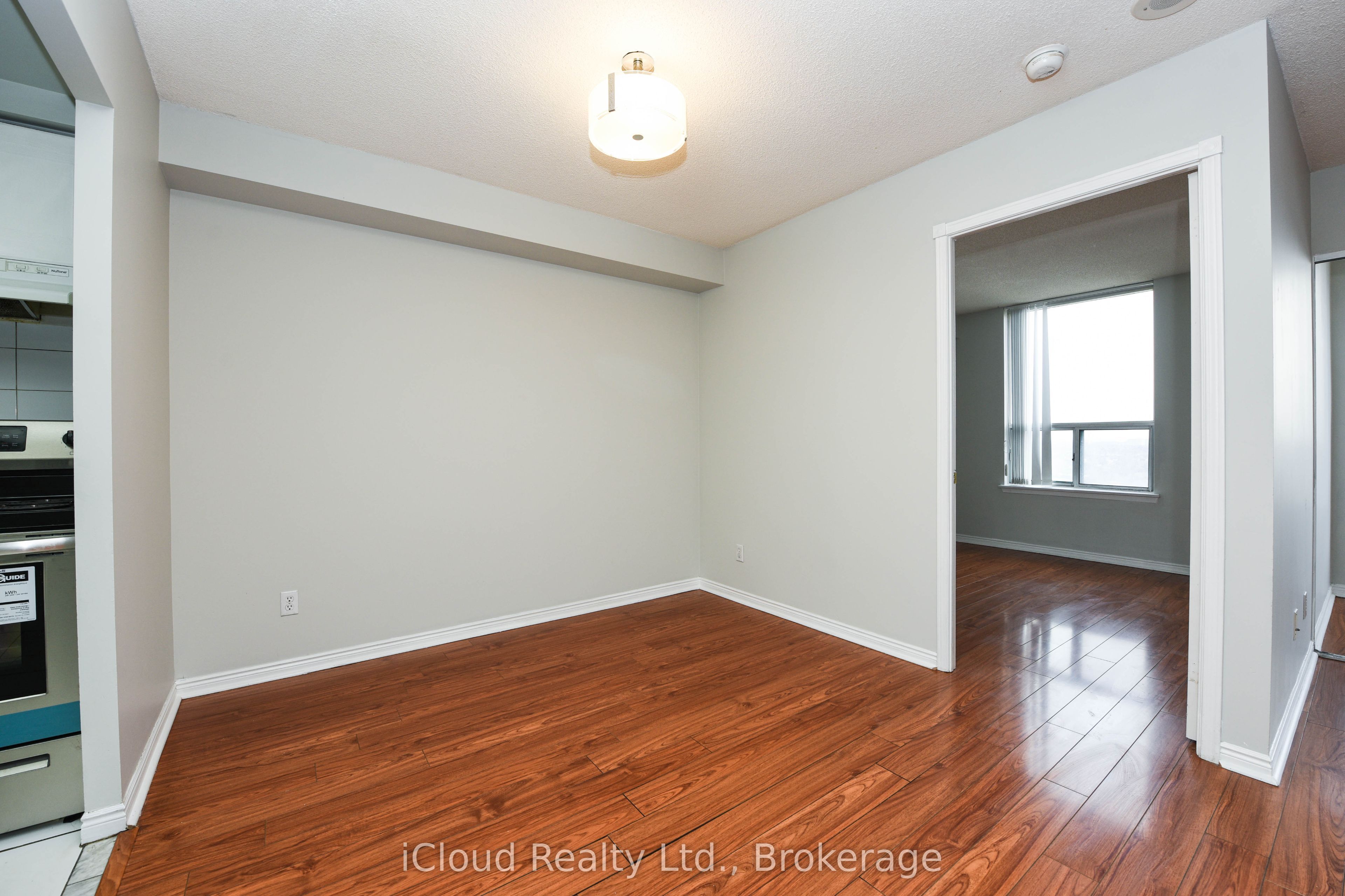 135 Hillcrest Avenue 1512, Mississauga, ON L5B 4B1 photo 5
