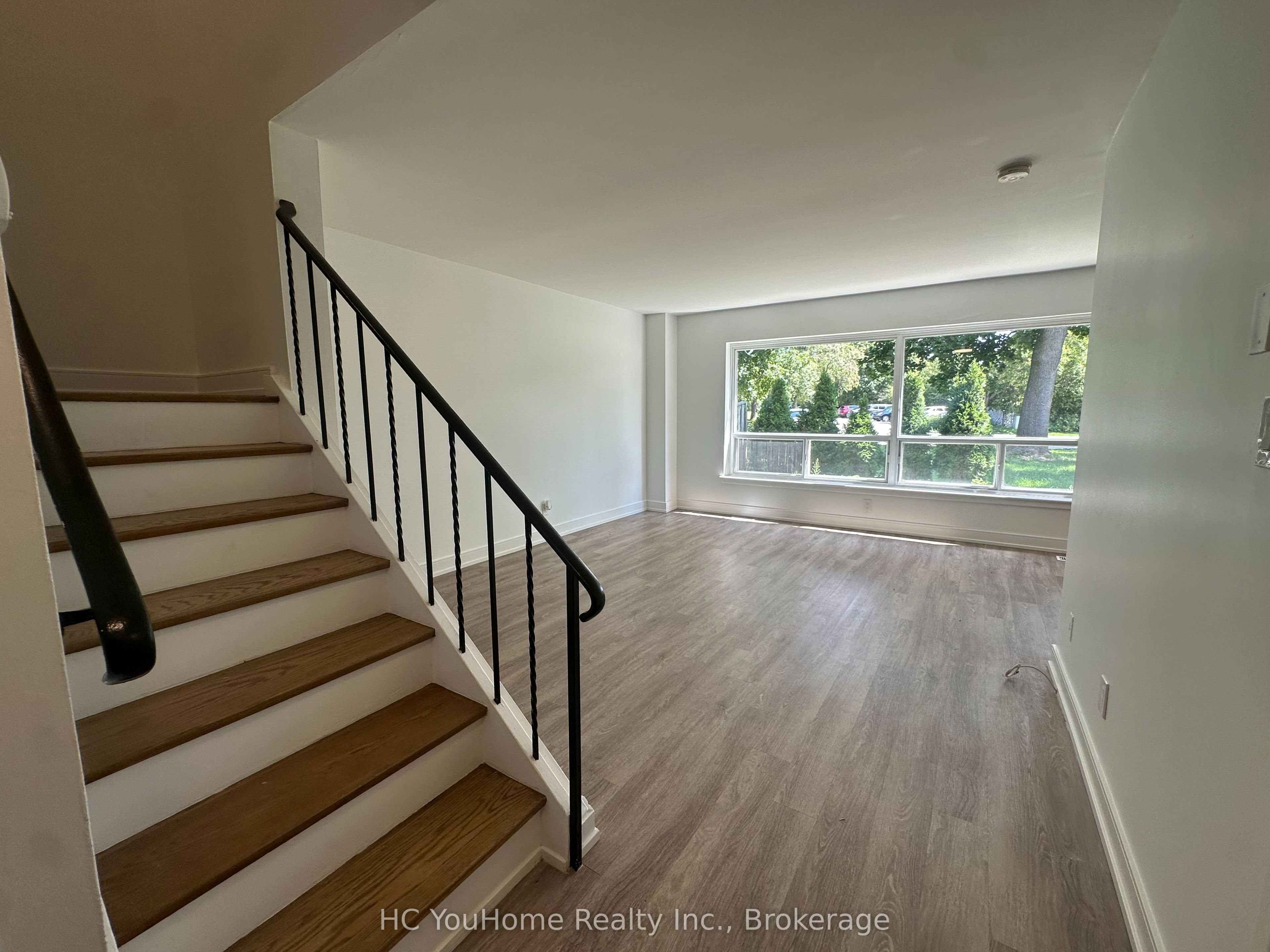 5 Cheviot Place 11, Toronto, ON M9A 2E3