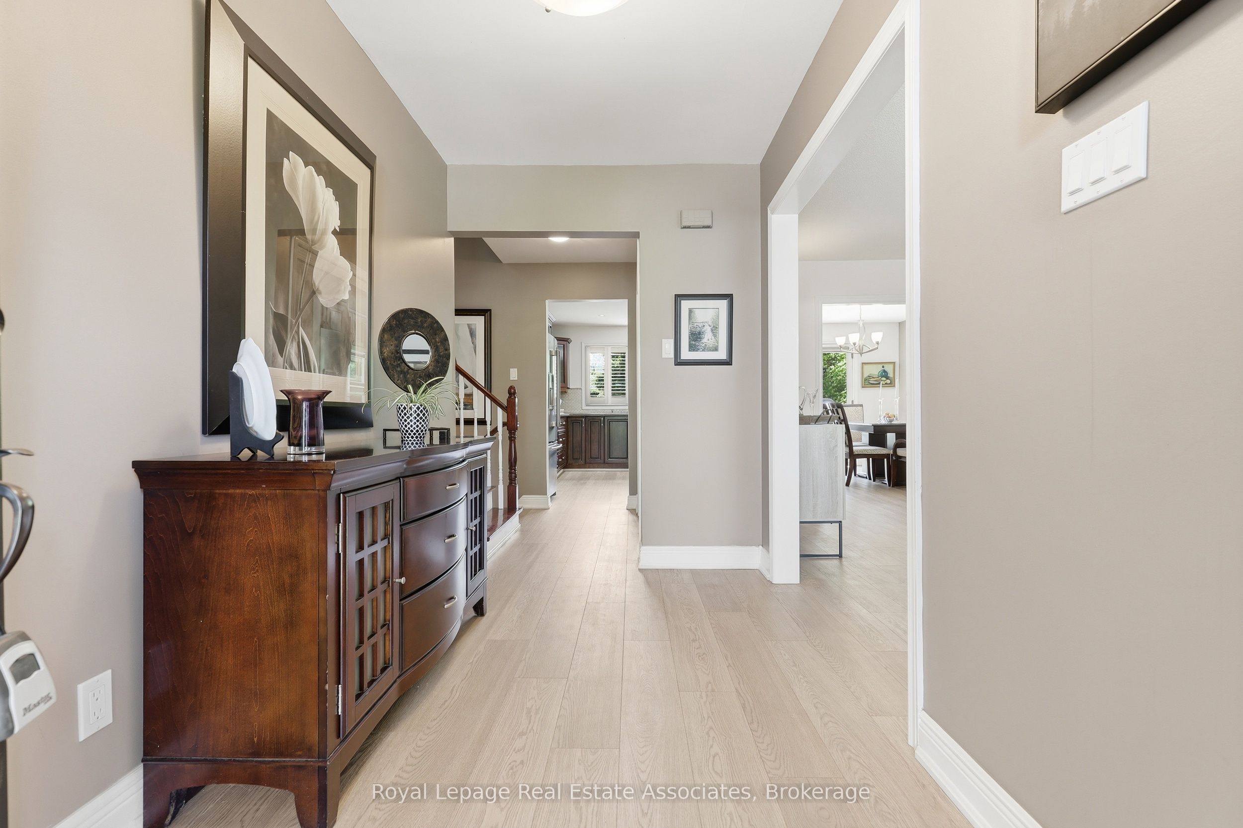 2580 Homelands Drive, Mississauga, ON L5K 1H6 photo 4