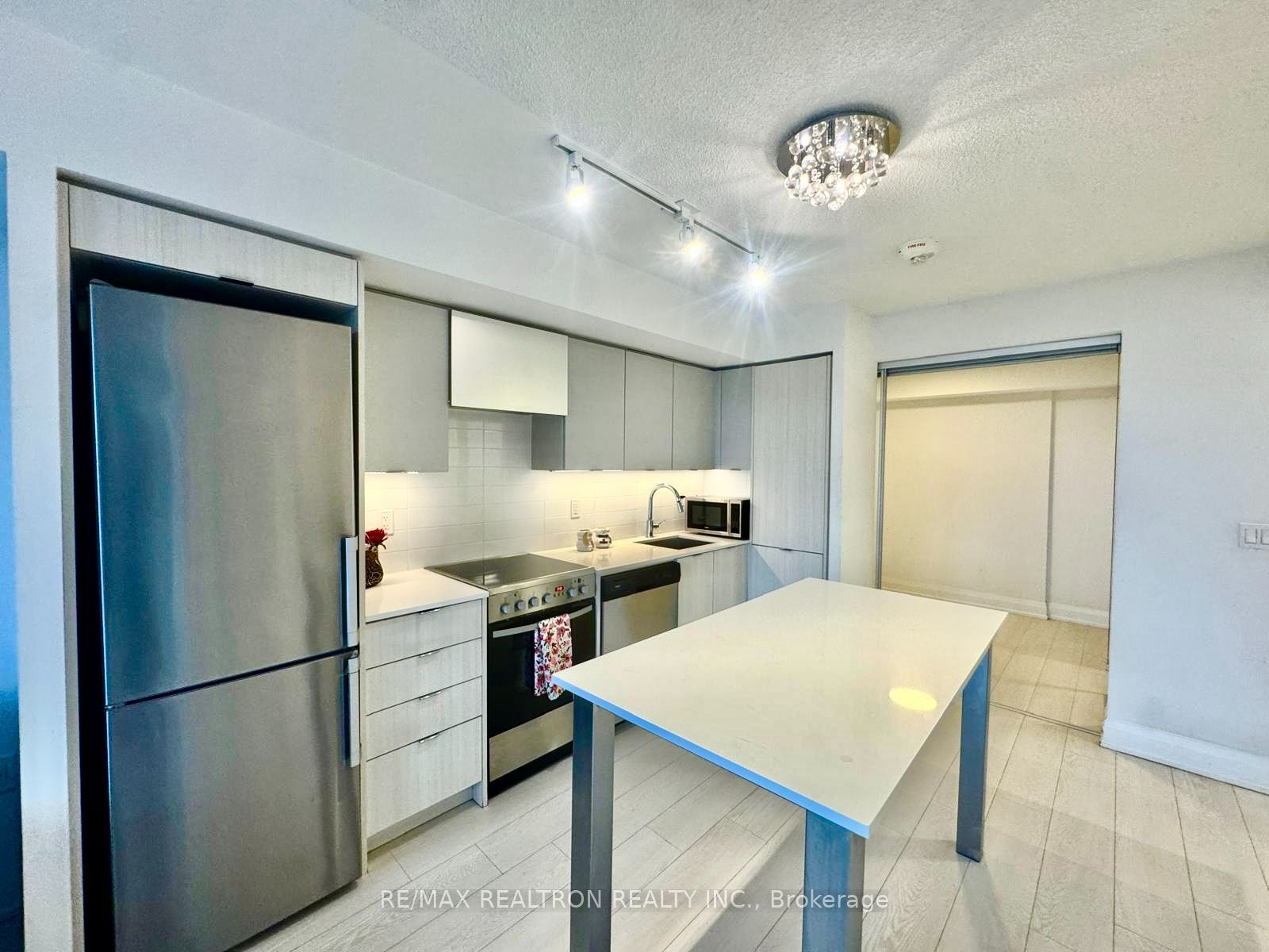 30 Gibbs Road 1310, Toronto, ON M9B 0E4 photo 4