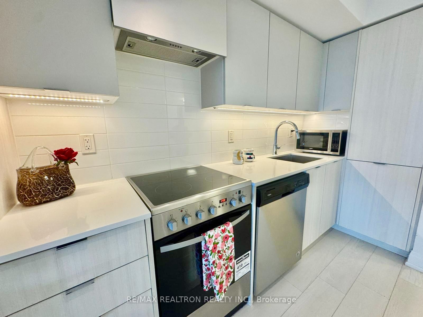 30 Gibbs Road 1310, Toronto, ON M9B 0E4 photo 5