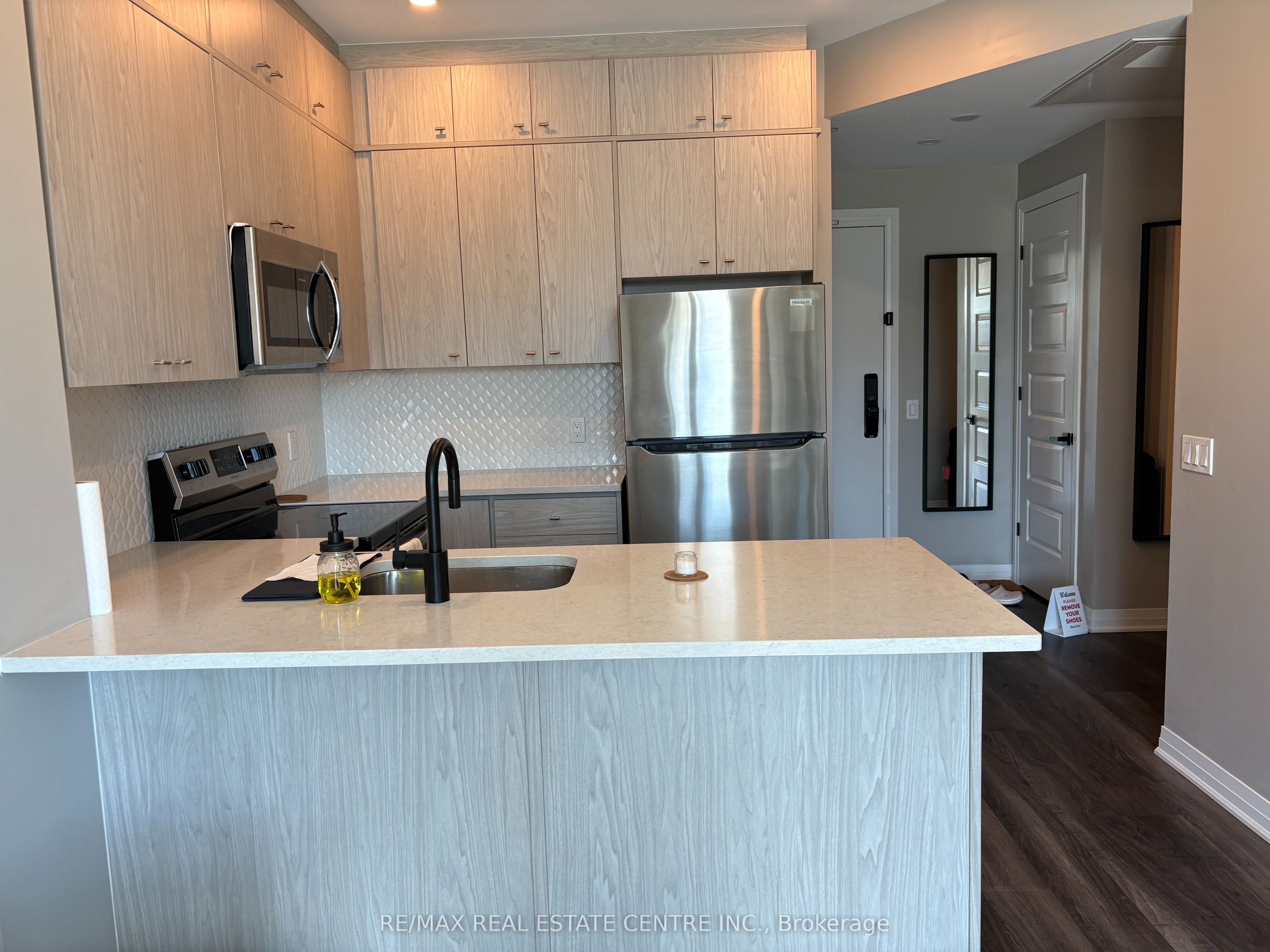 95 Dundas Street W 113, Oakville, ON L6M 5N4 photo 5