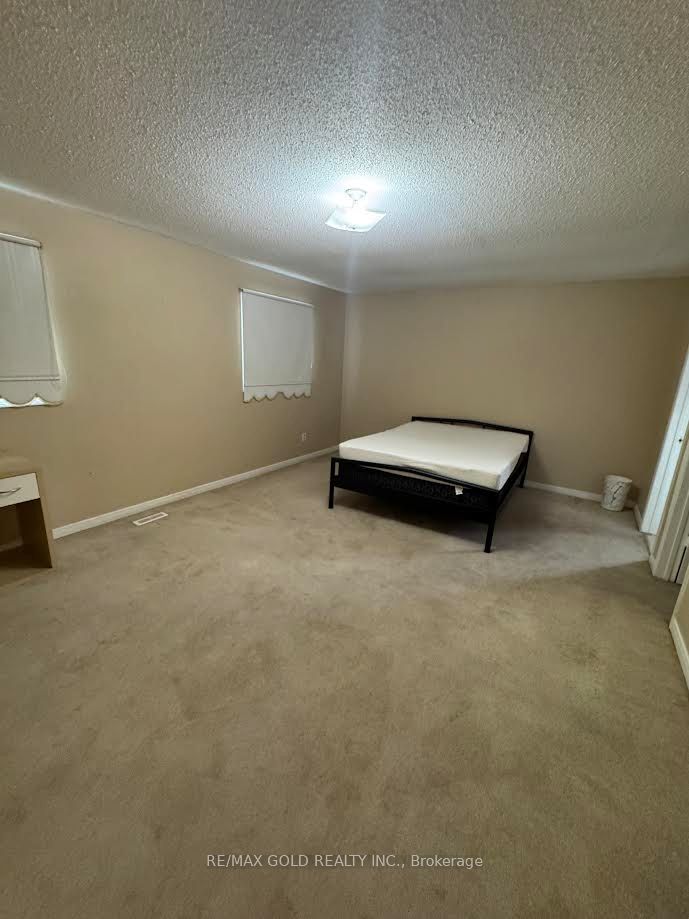198 Harrowsmith Drive, Mississauga, ON L5R 1R9 photo 2