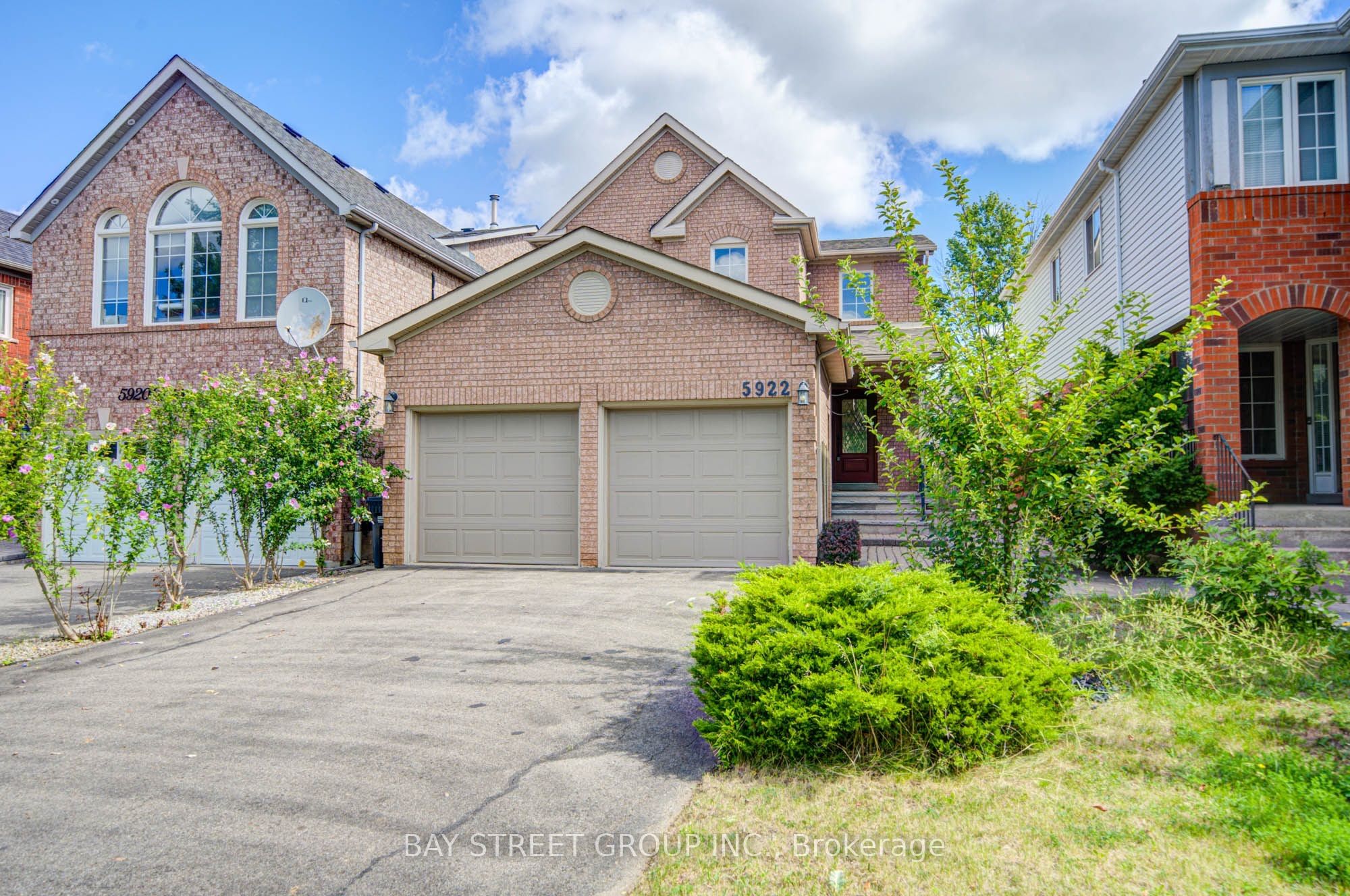 5922 Dalebrook Crescent, Mississauga, ON L5M 5R9 photo 2