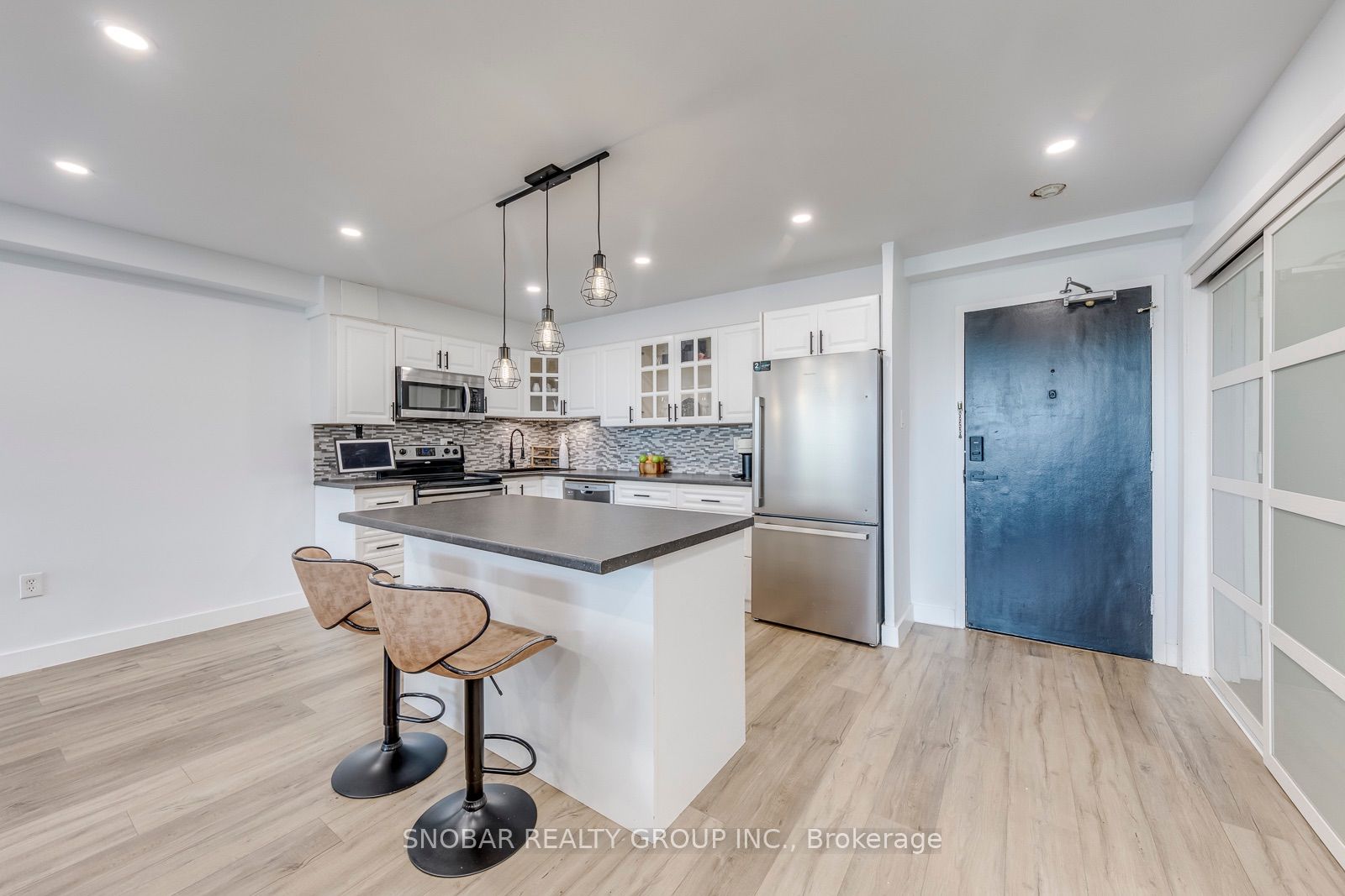 15 La Rose Avenue 204, Toronto, ON M9P 1A7 photo 3