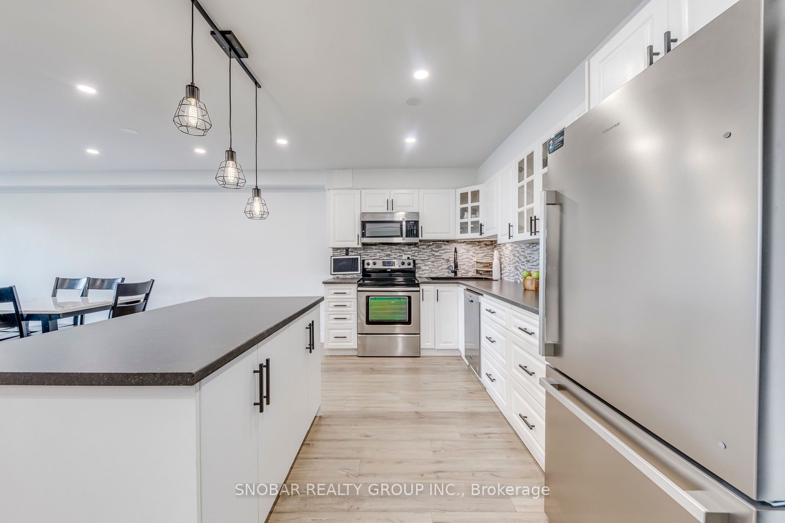 15 La Rose Avenue 204, Toronto, ON M9P 1A7 photo 4