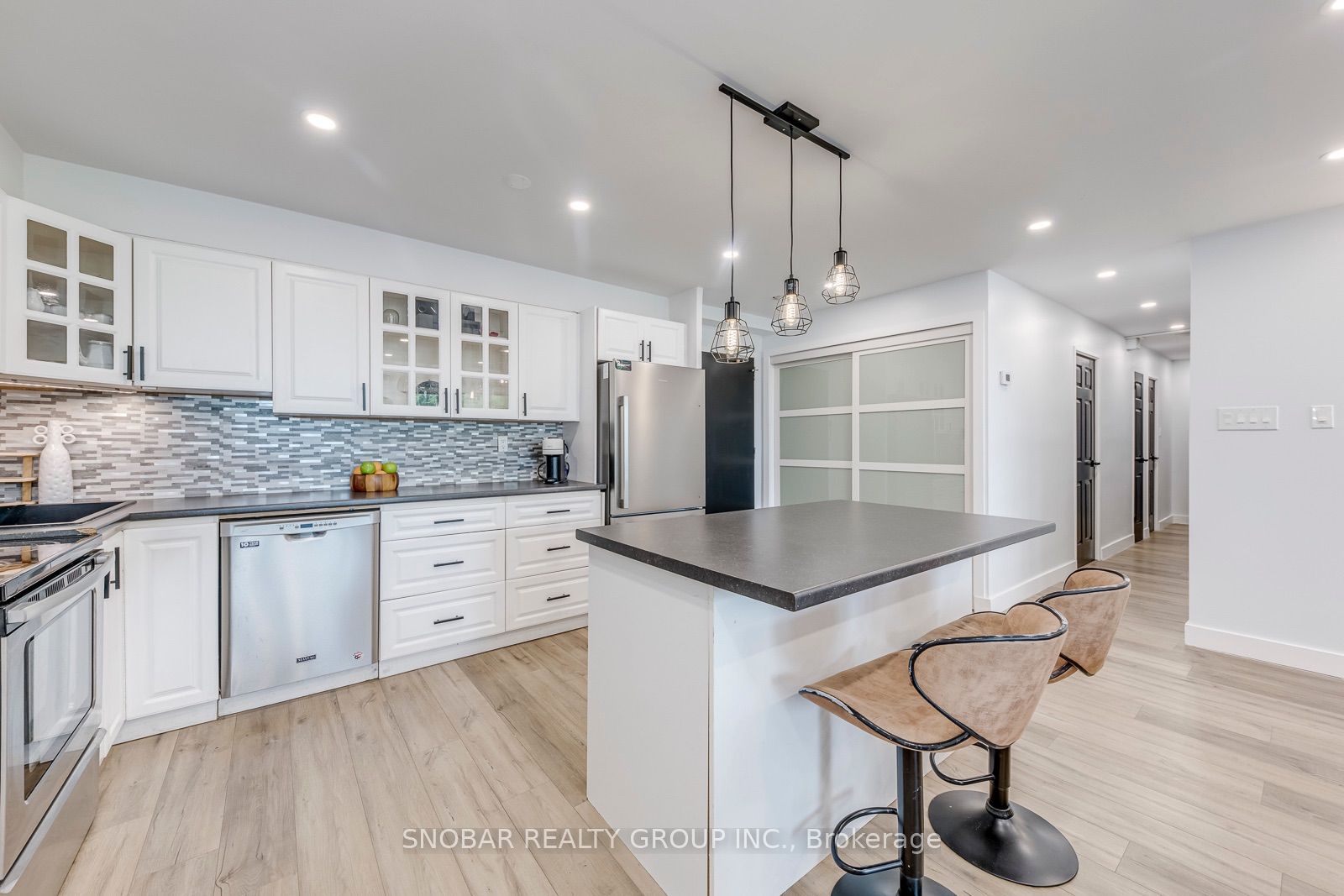 15 La Rose Avenue 204, Toronto, ON M9P 1A7 photo 5