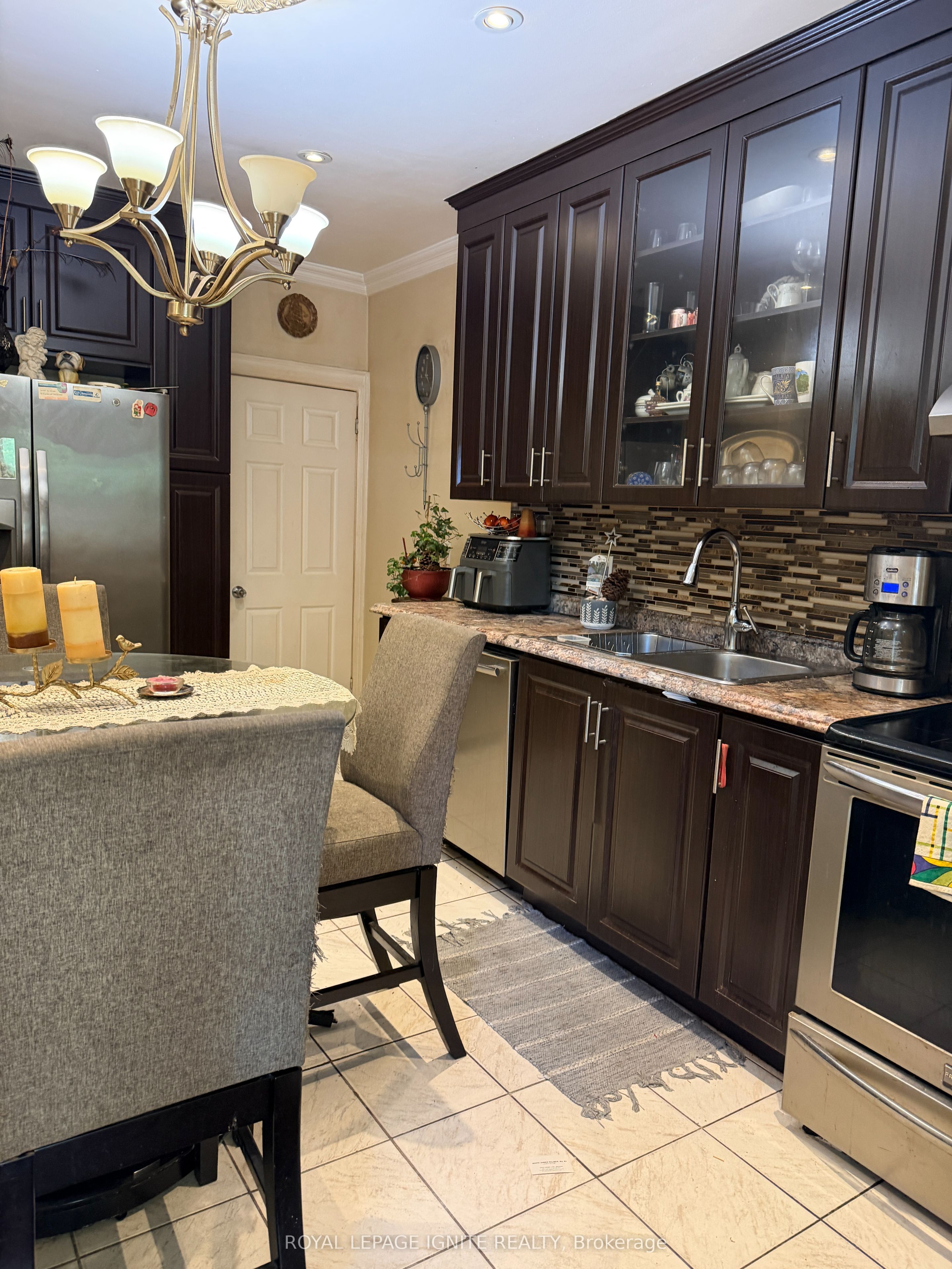 35 Hillary Avenue, Toronto, ON M6N 2B9 photo 4