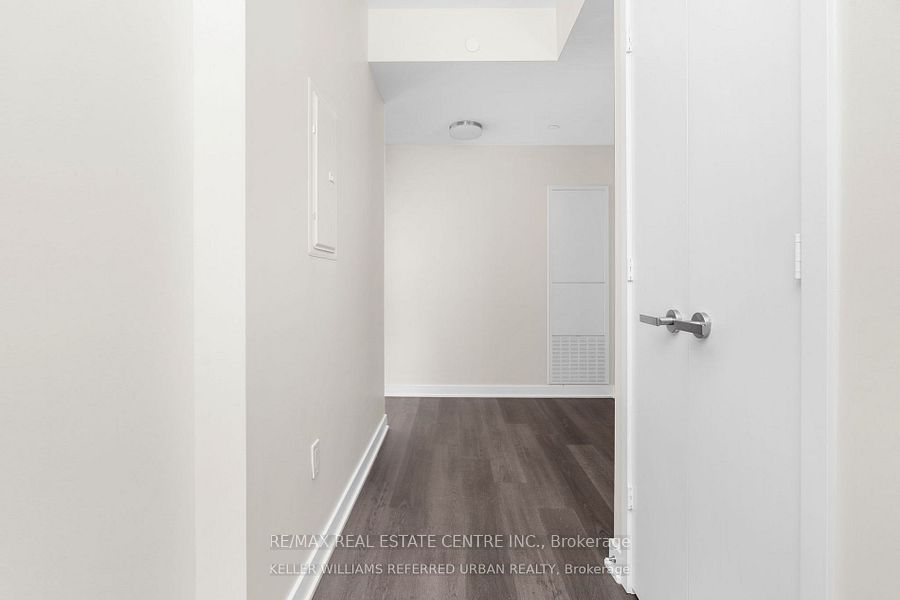 3900 Confederation Parkway 5701, Mississauga, ON L5B 0M3 photo 4