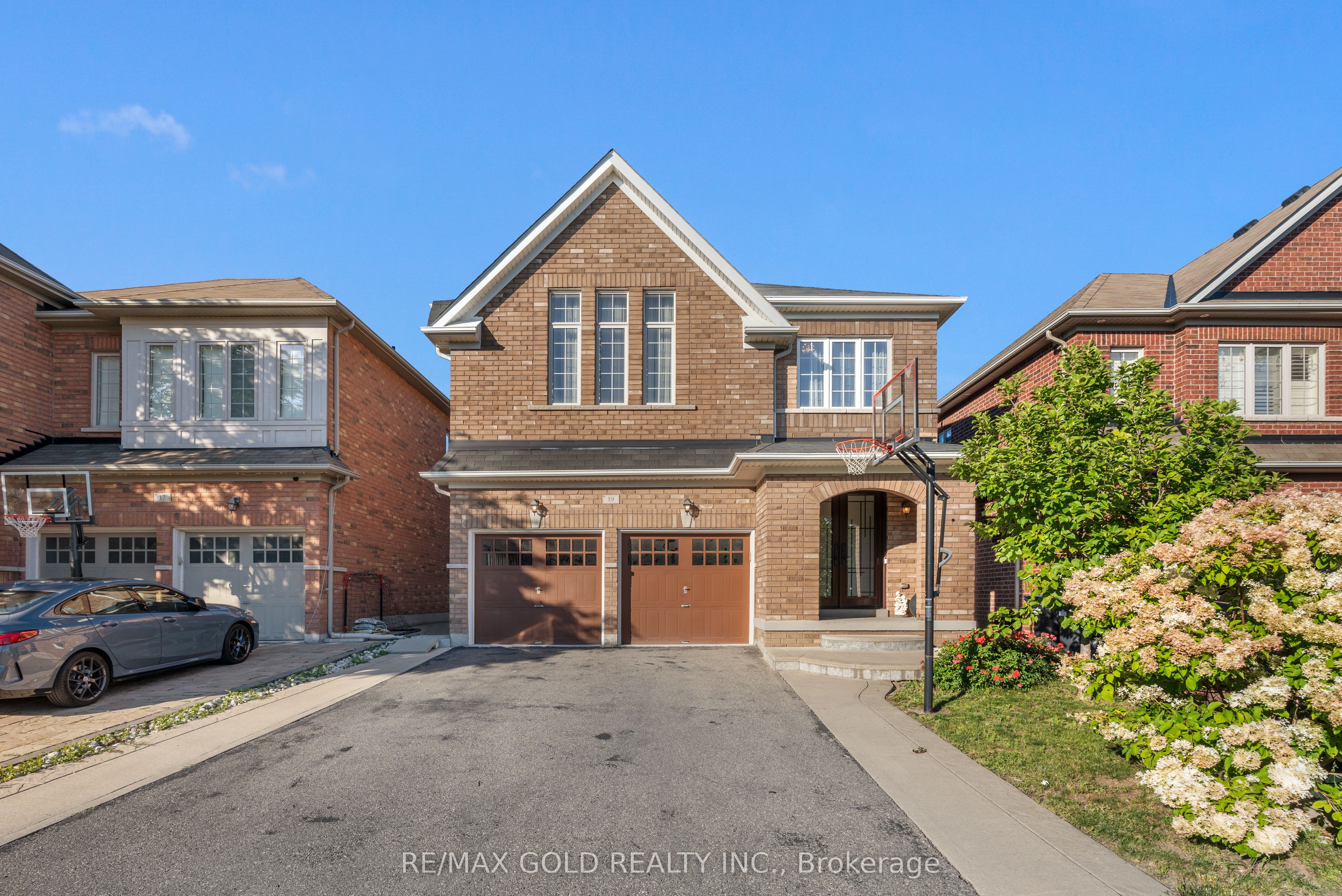 19 Bellcrest Road, Brampton, ON L6Y 2M7 photo 2