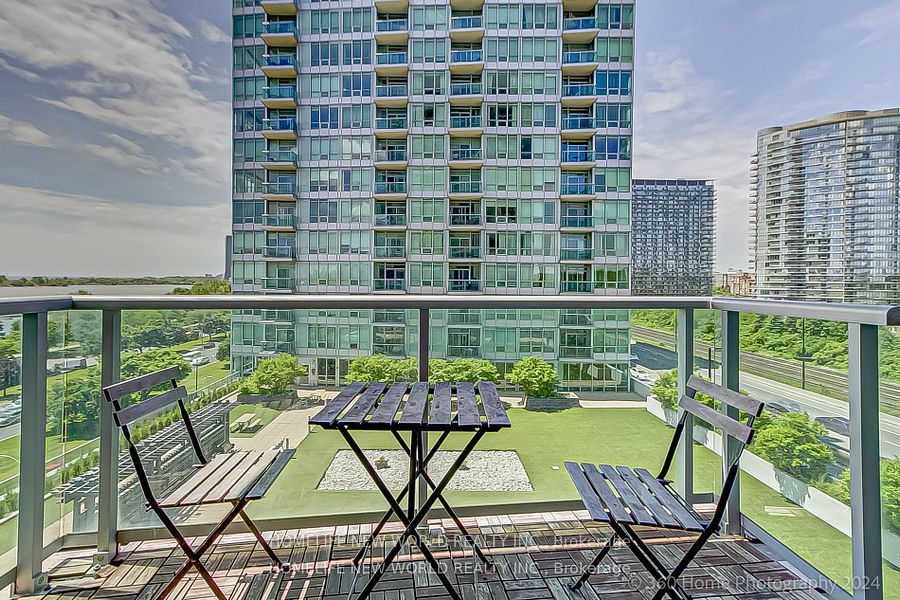 1900 Lake Shore Boulevard W 805, Toronto, ON M6S 1A4