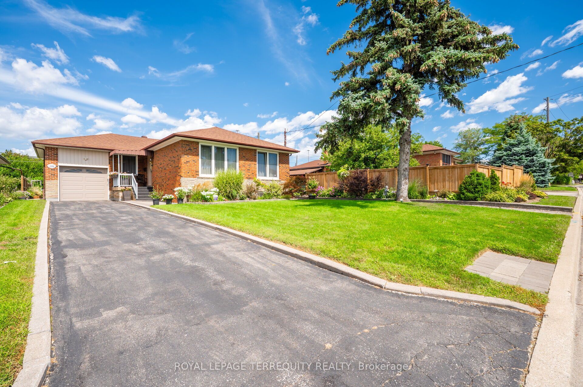 120 Falstaff Avenue, Toronto, ON M6L 2E4