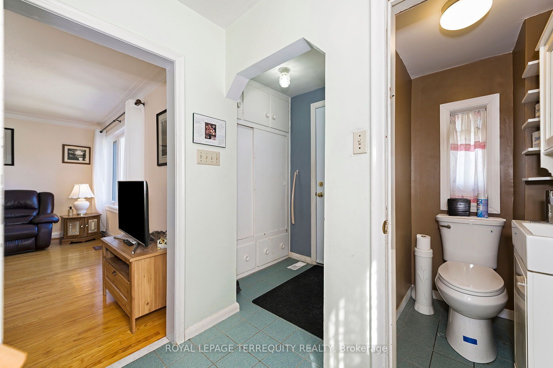 2307 Lawrence Avenue W, Toronto, ON M9P 2A7 photo 2